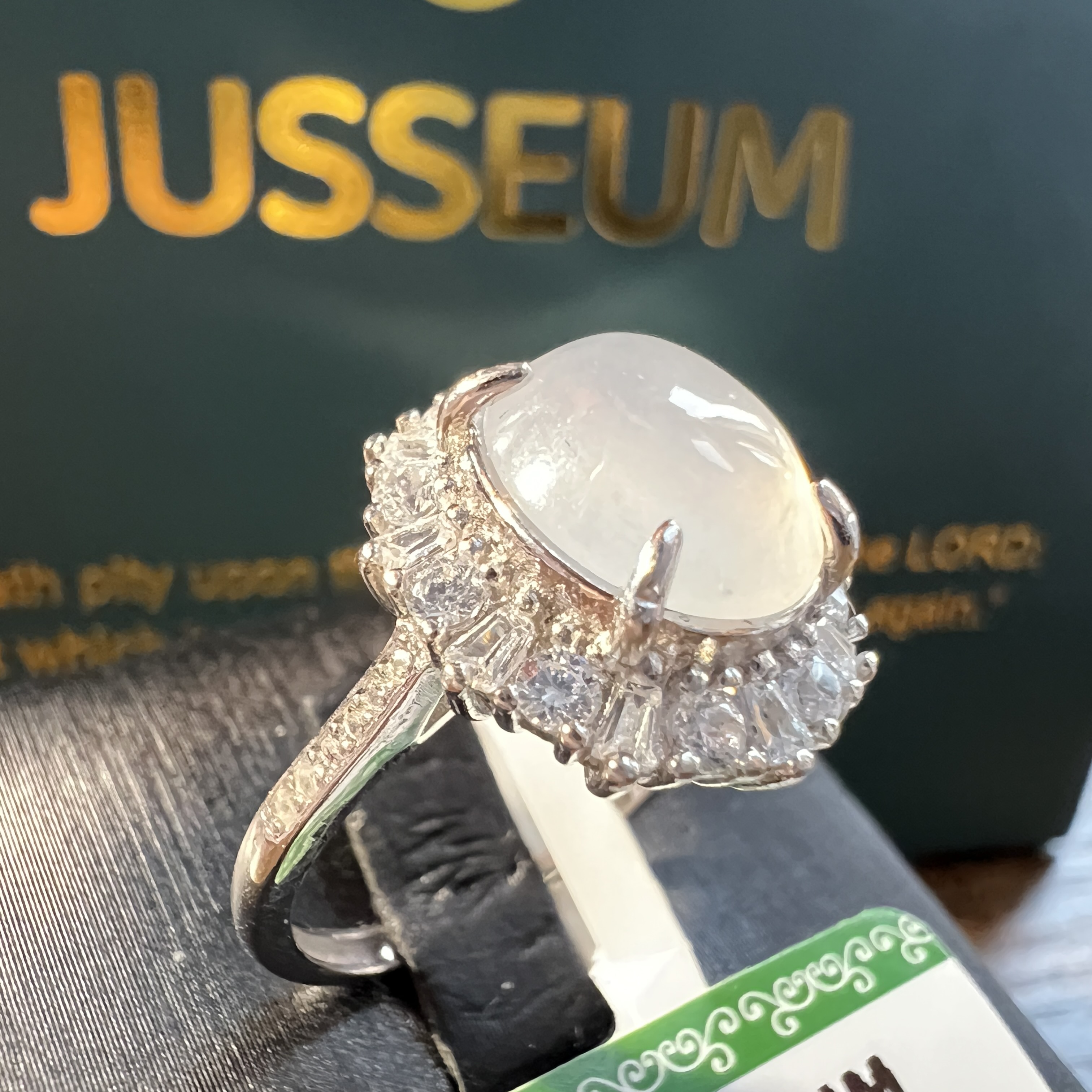 正冰種起膠白蛋面戒指