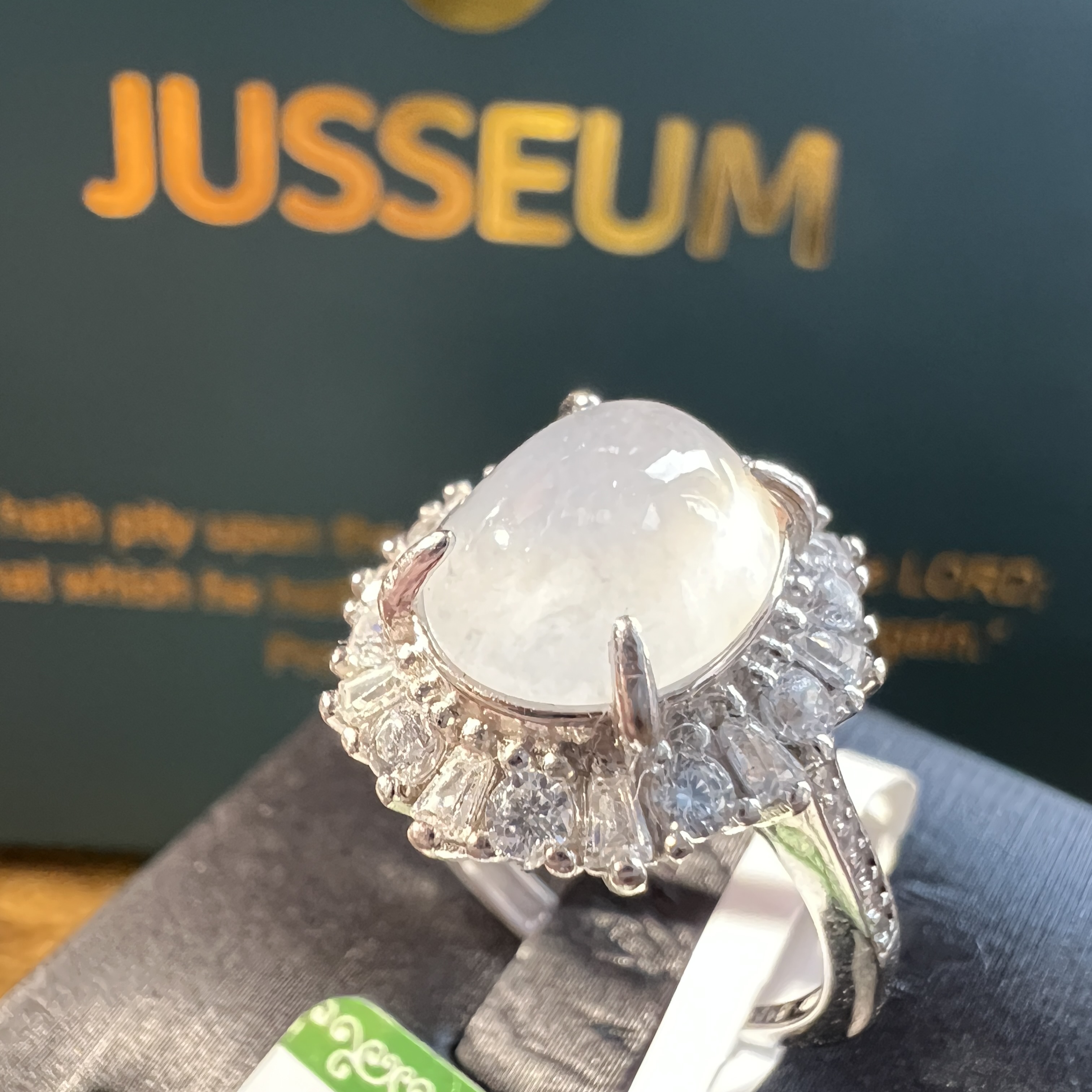 正冰種起膠白蛋面戒指