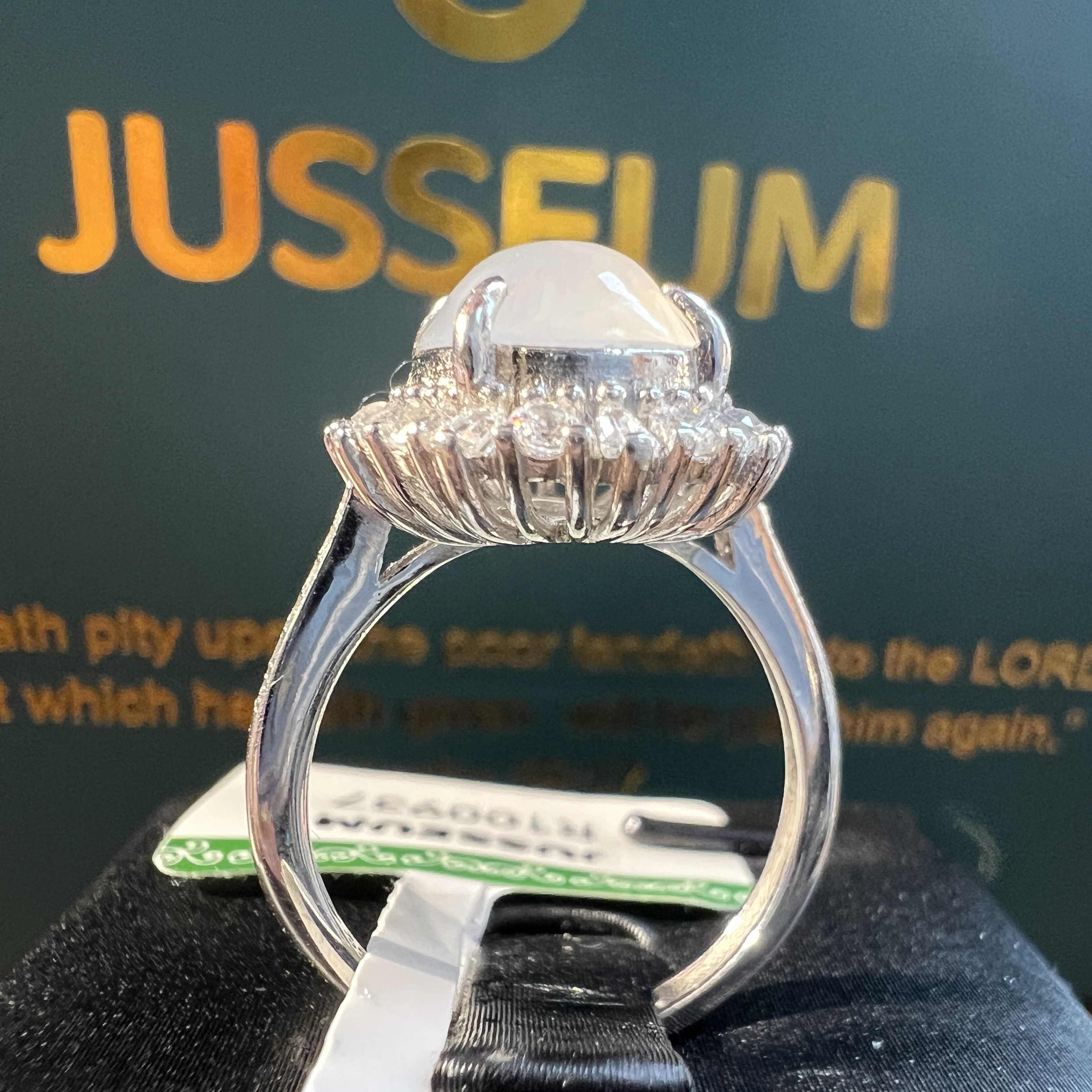 正冰種起膠白蛋面戒指