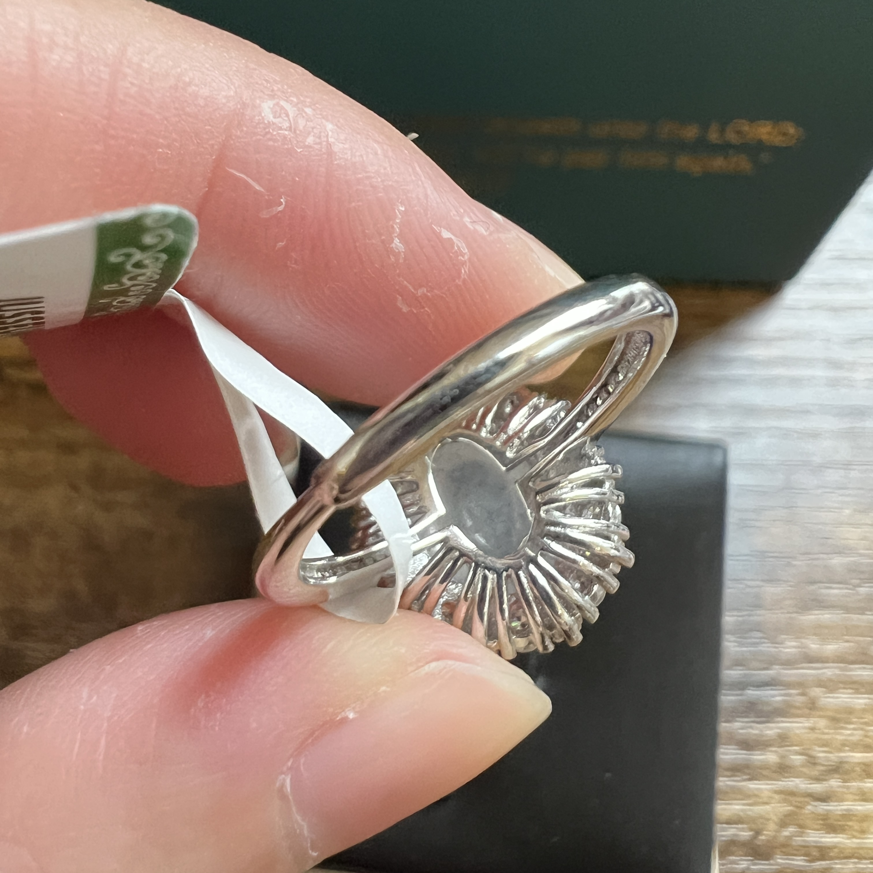 正冰種起膠白蛋面戒指