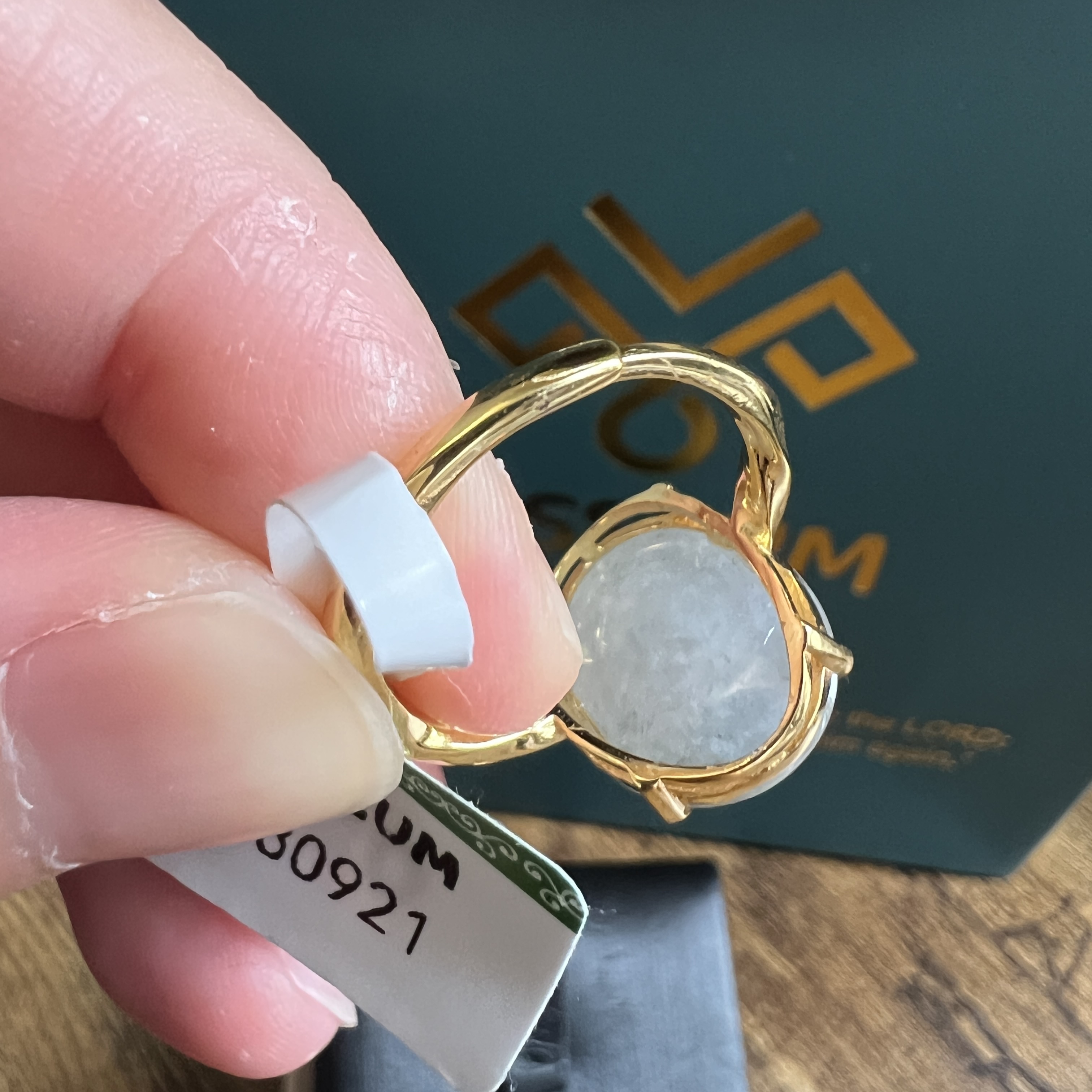 冰糯化飄烏雞花大蛋面戒指