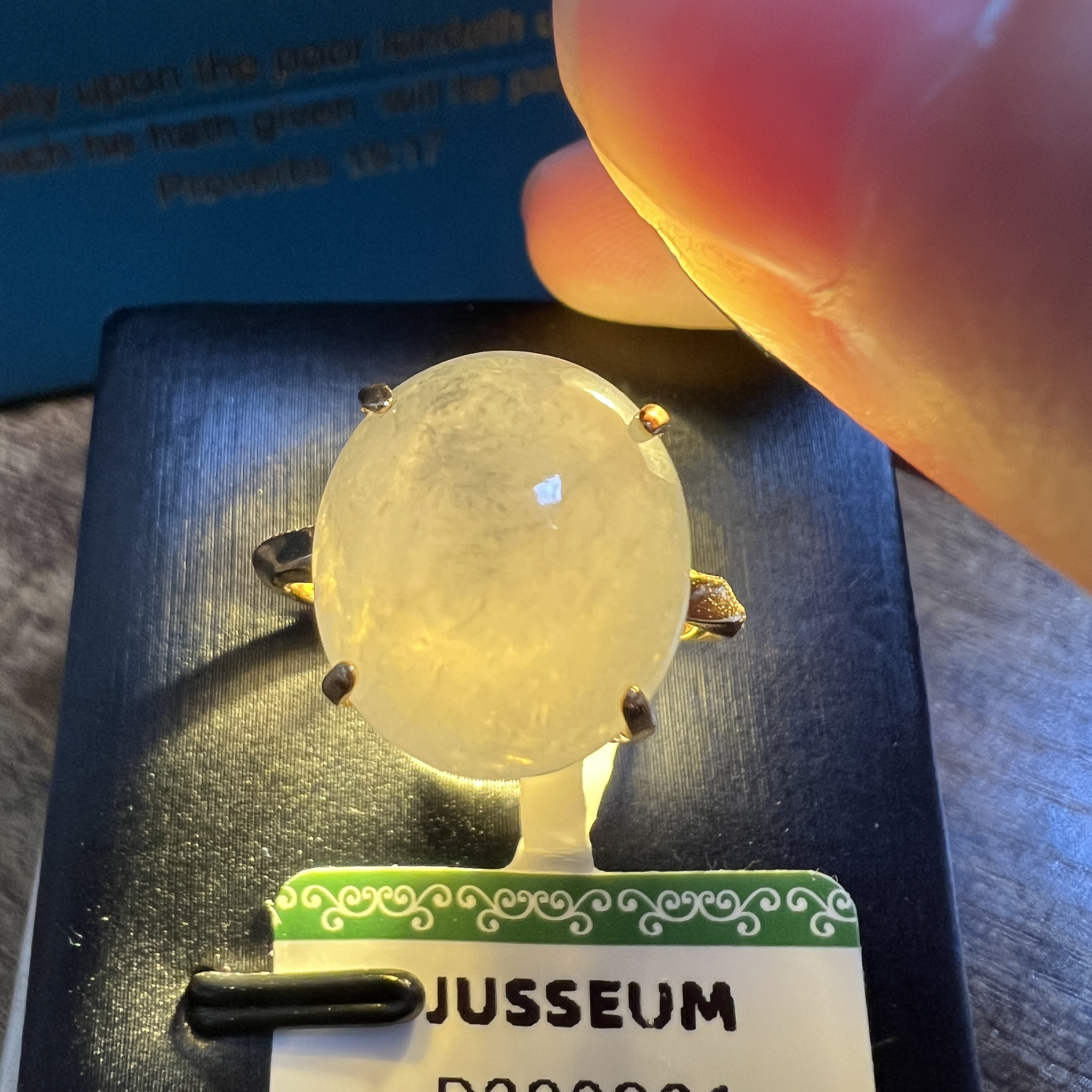 冰糯化飄烏雞花大蛋面戒指