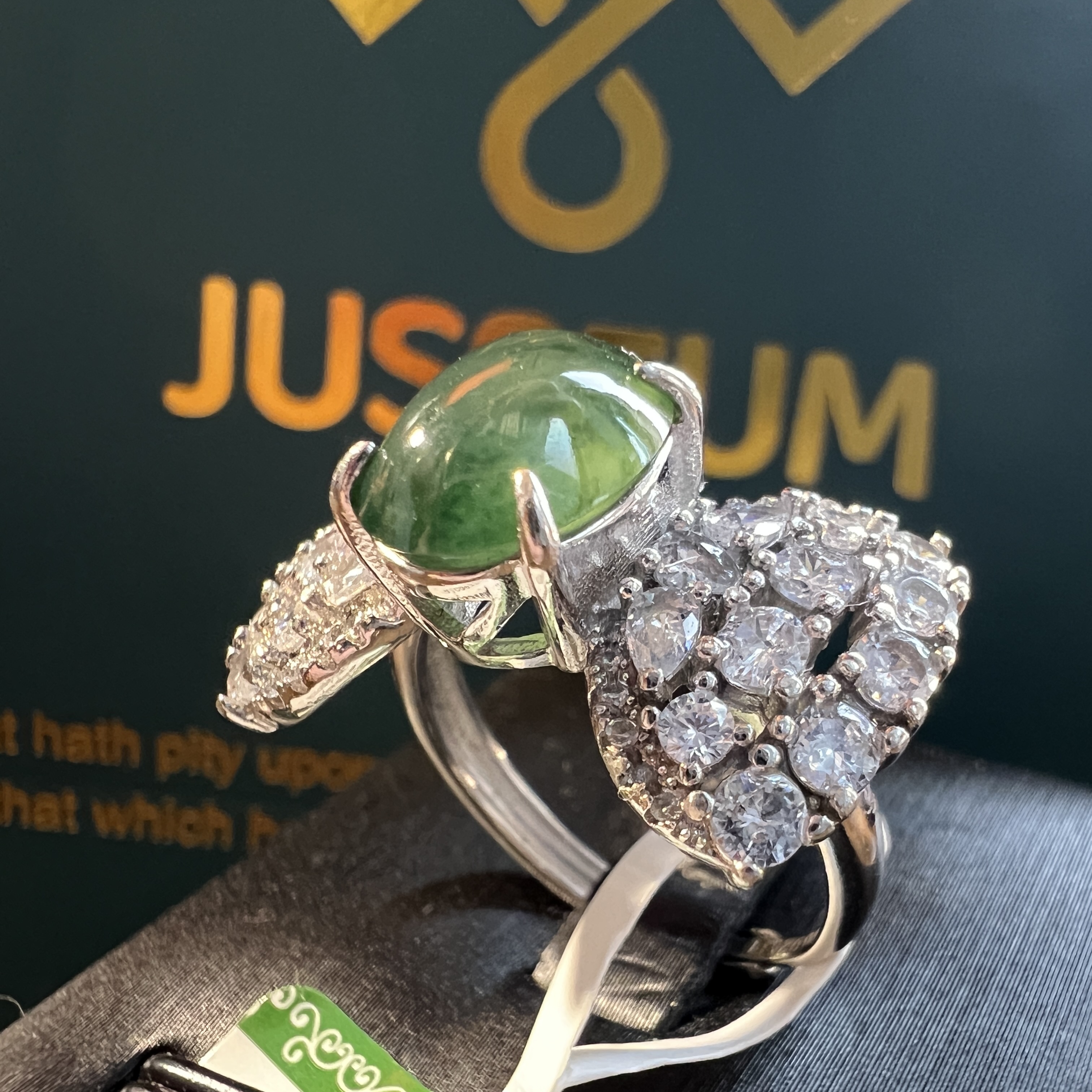 冰糯化菠菜綠飄花蛋面設計款戒指