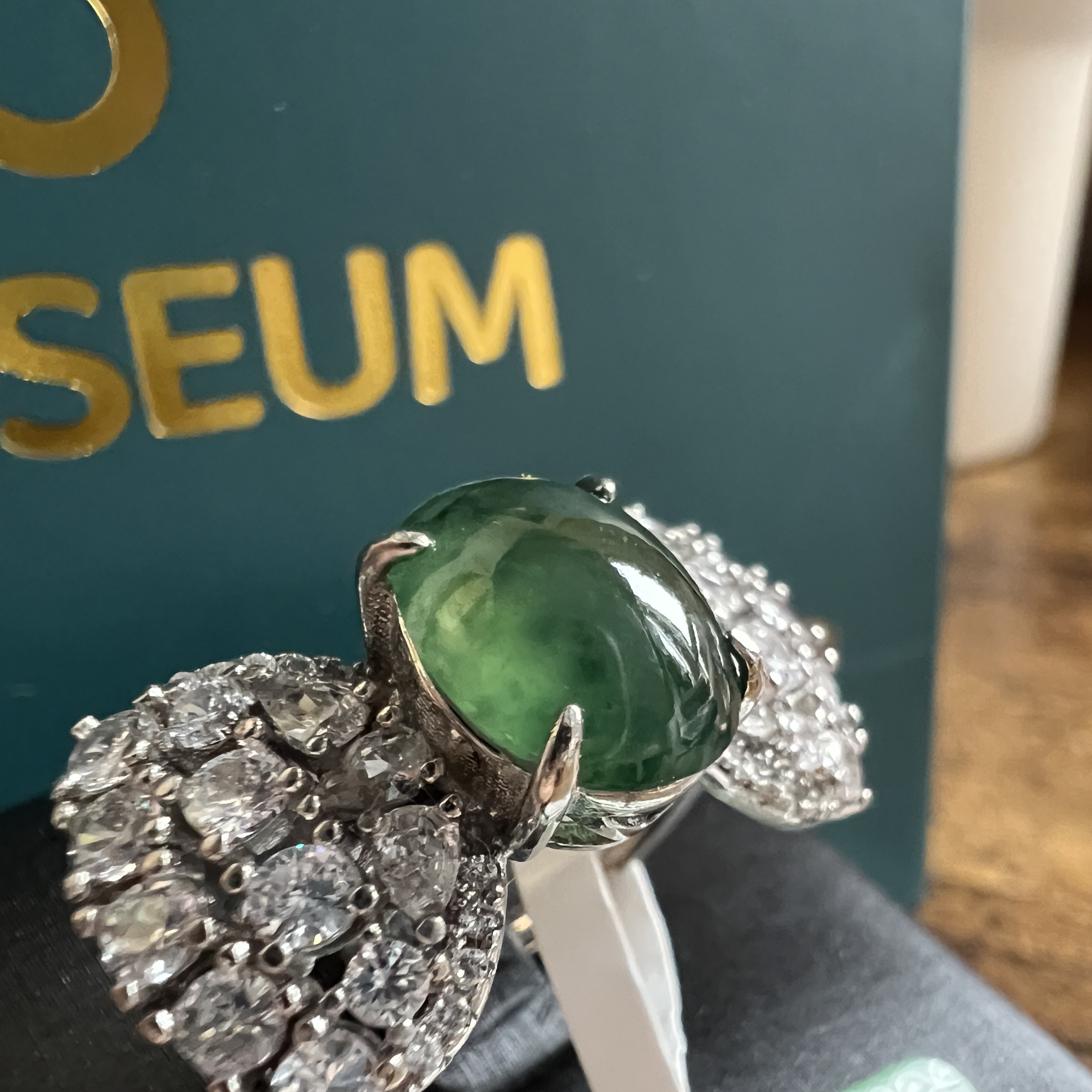 冰糯化菠菜綠飄花蛋面設計款戒指