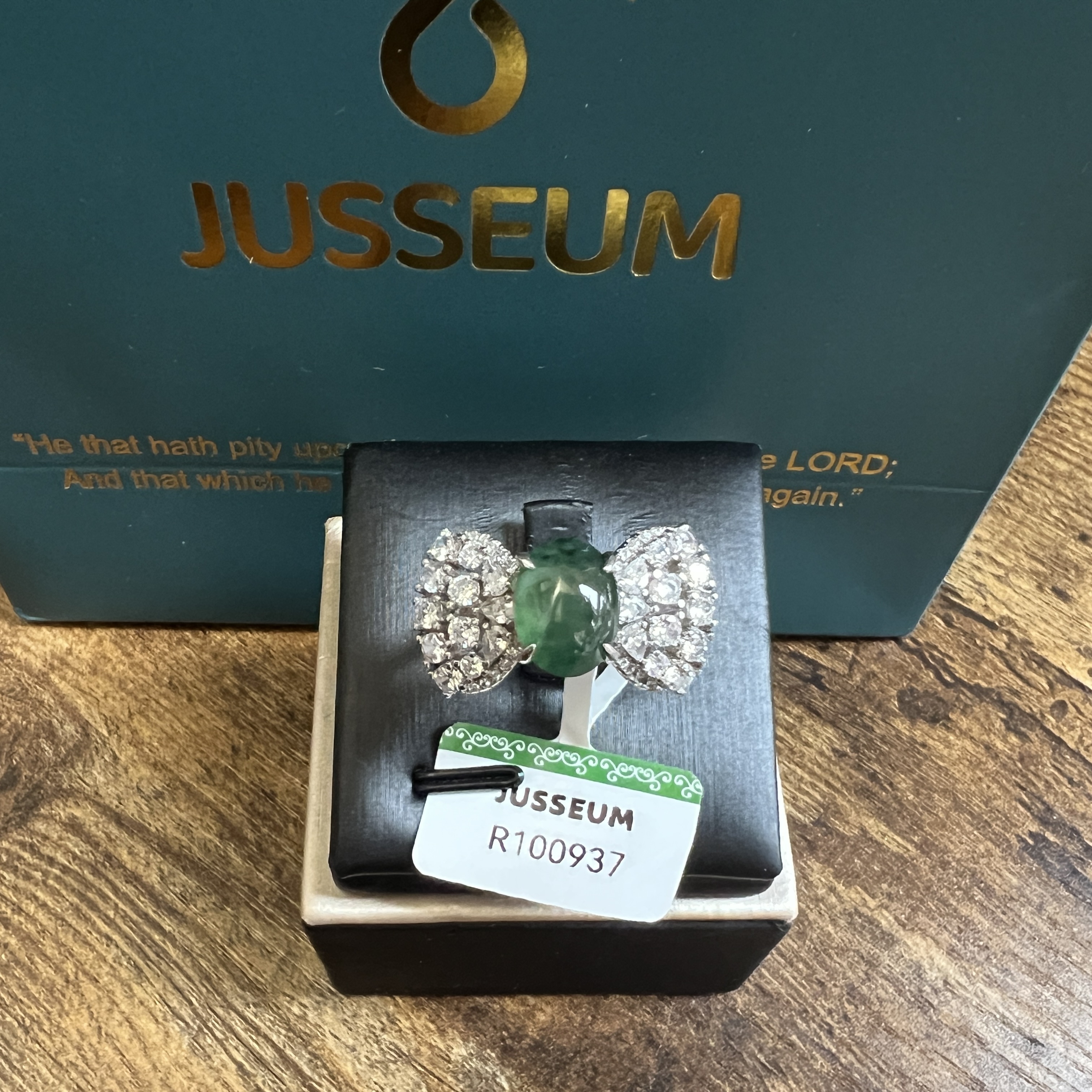 冰糯化菠菜綠飄花蛋面設計款戒指