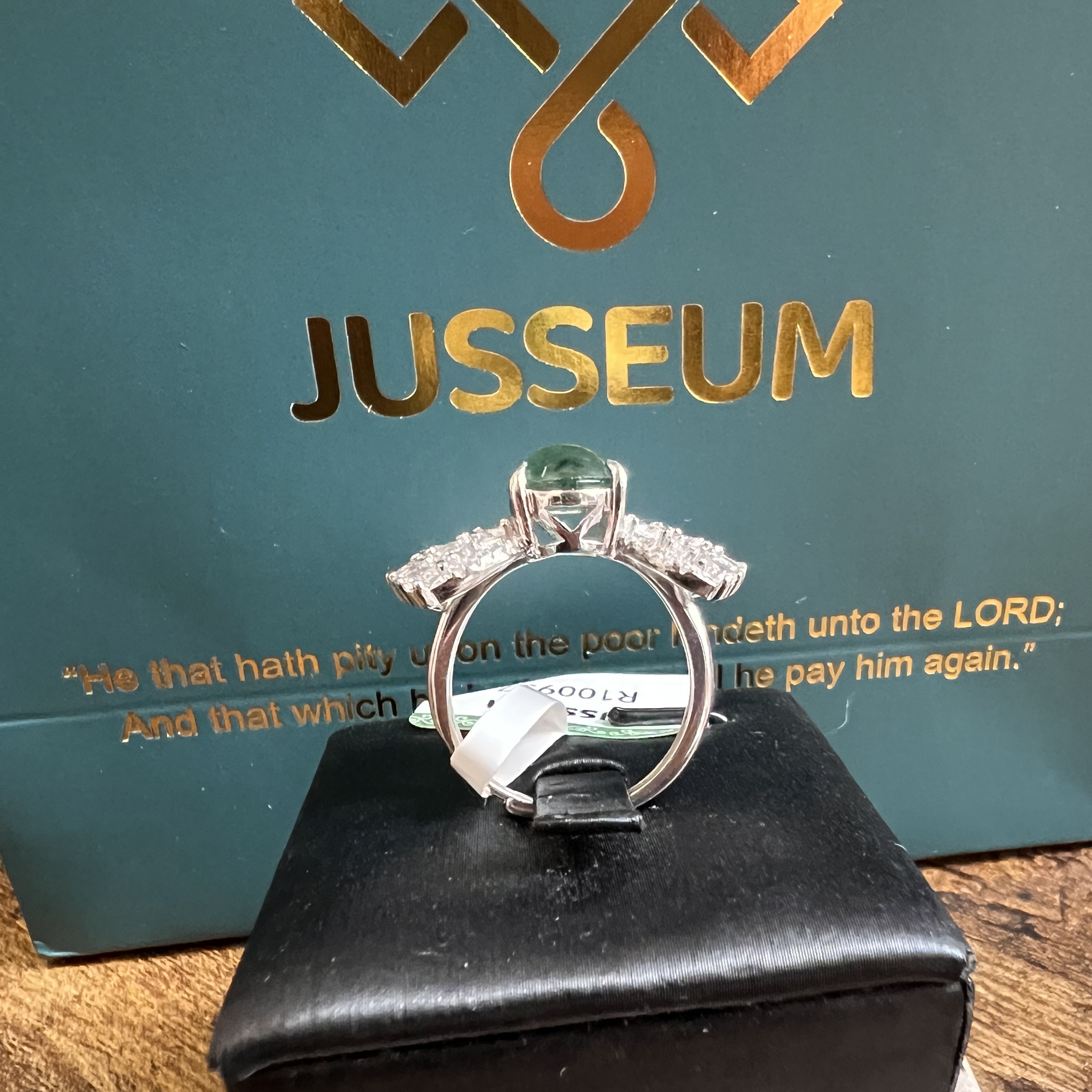 冰糯化菠菜綠飄花蛋面設計款戒指