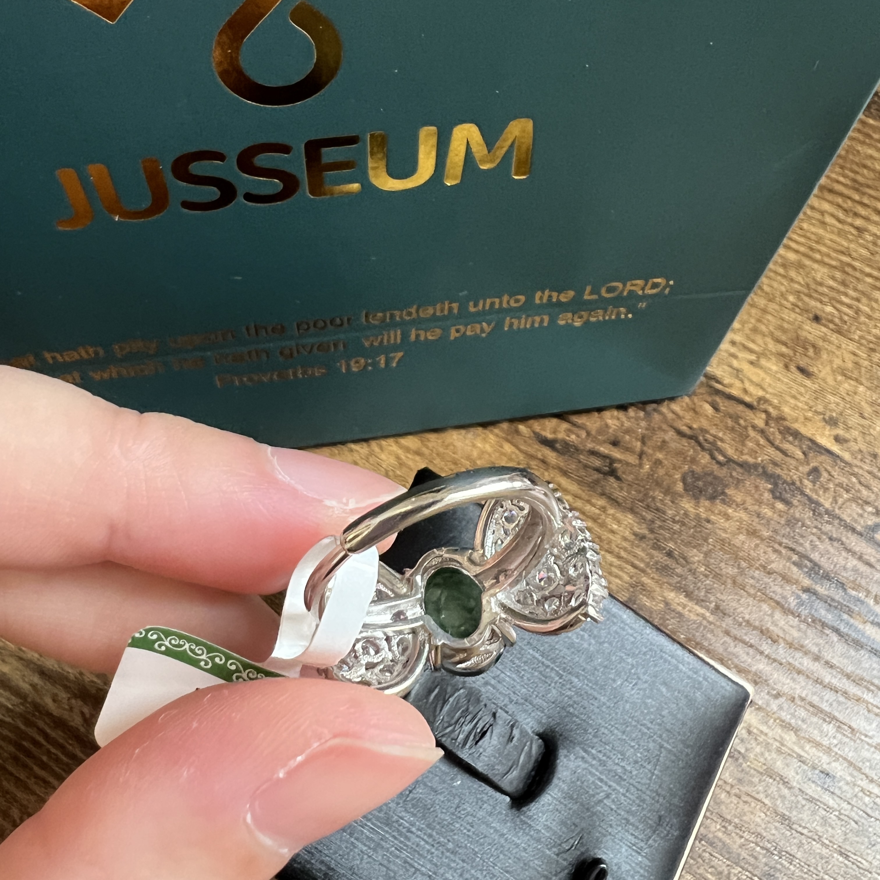 冰糯化菠菜綠飄花蛋面設計款戒指