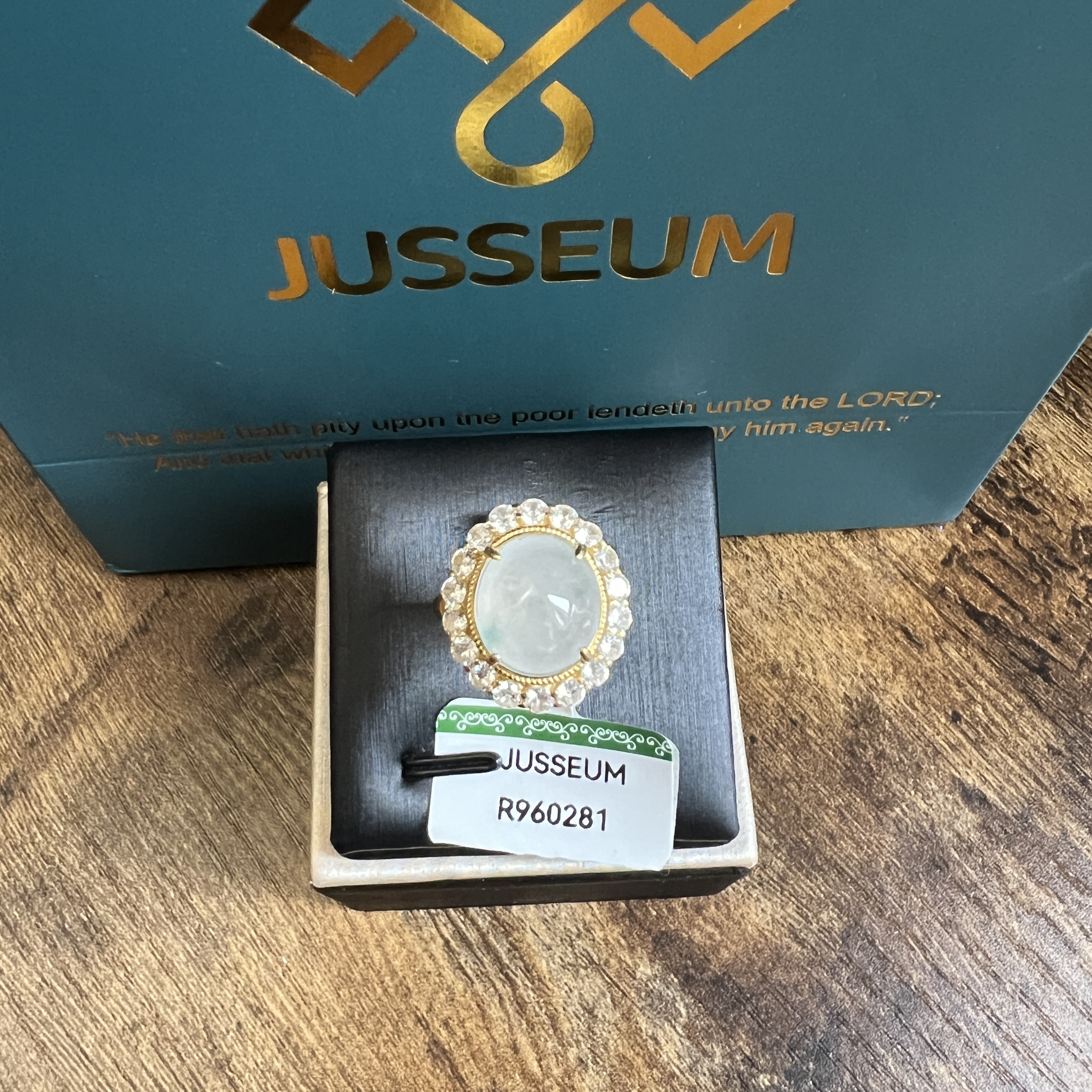 正冰糯化飄綠花蛋面戒指