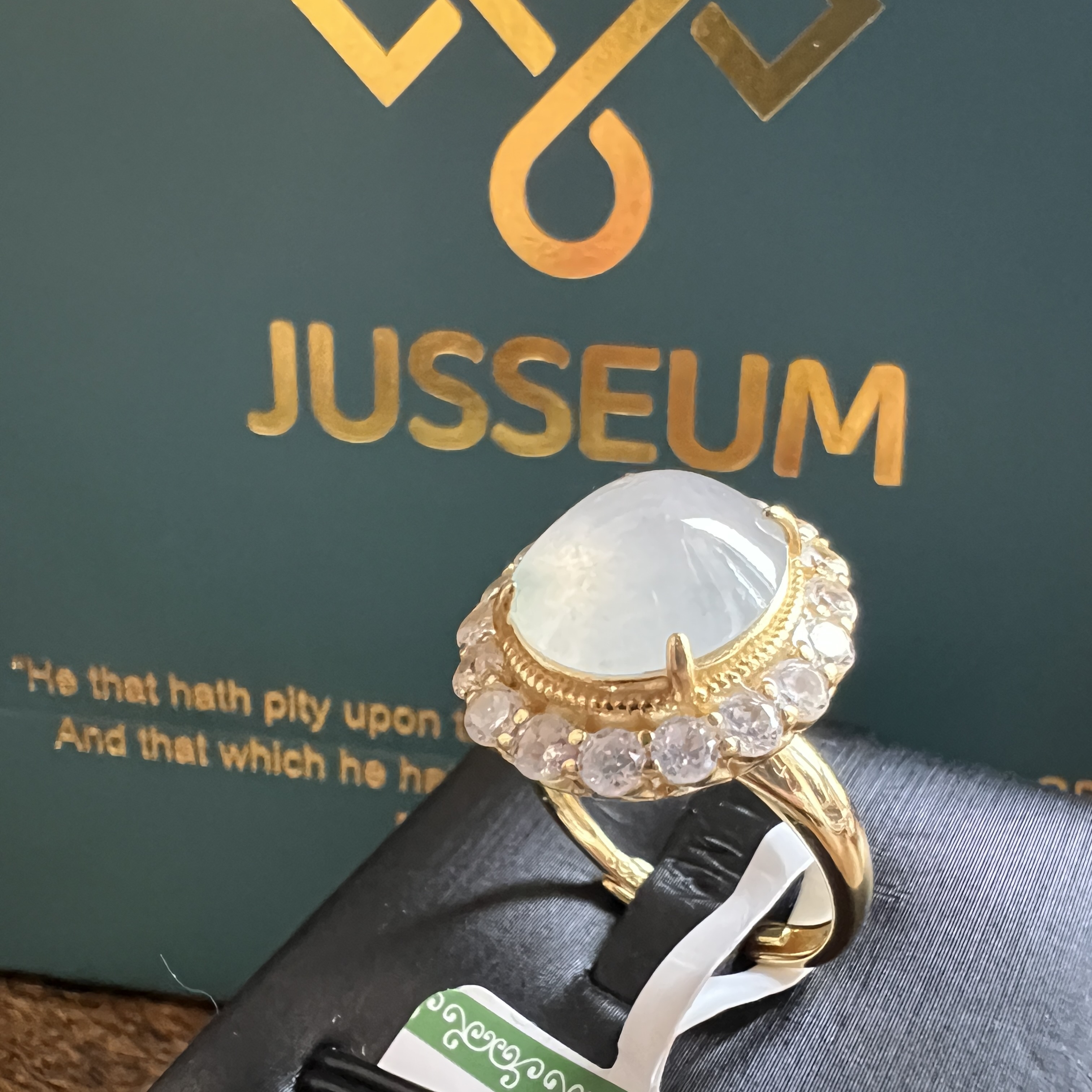 正冰糯化飄綠花蛋面戒指