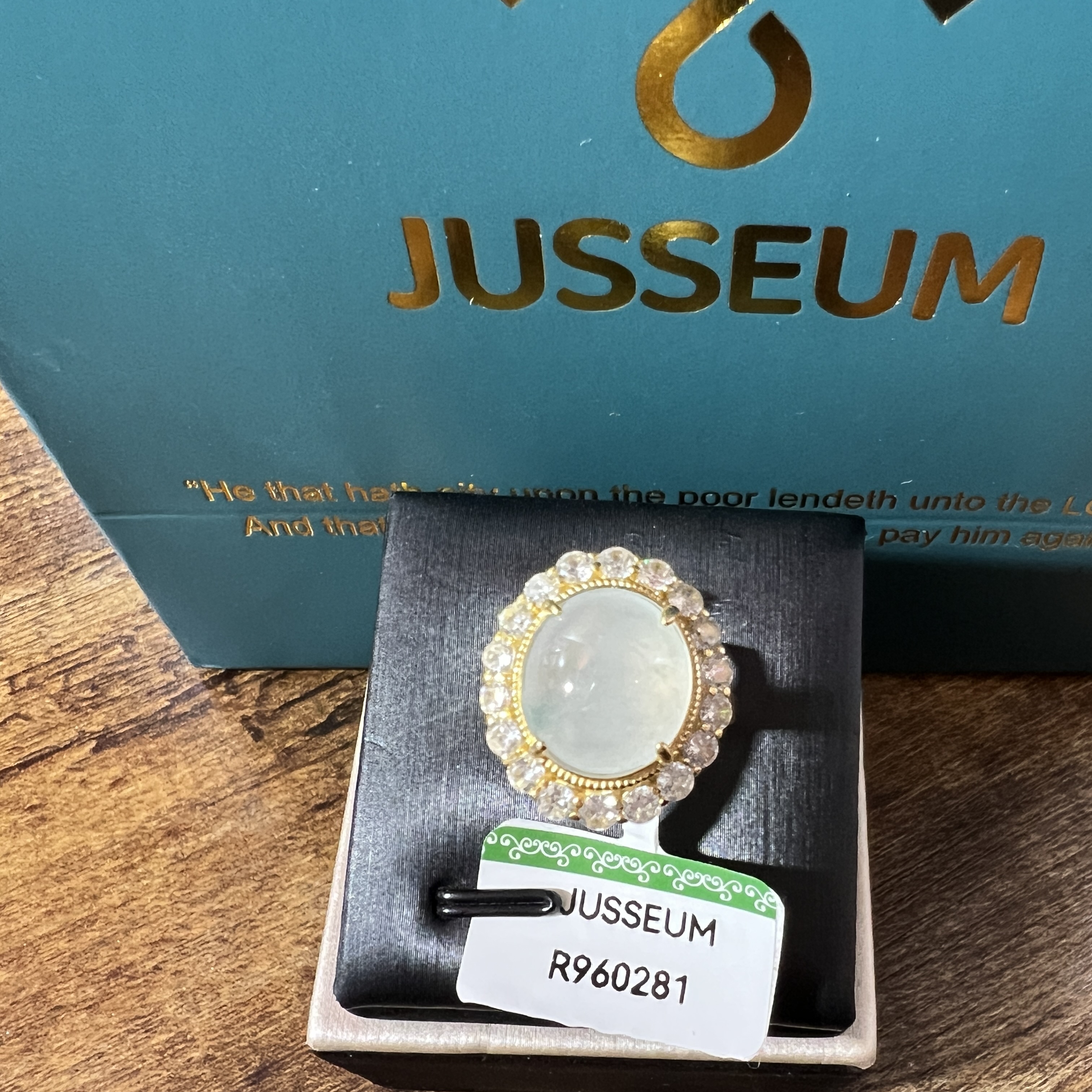 正冰糯化飄綠花蛋面戒指