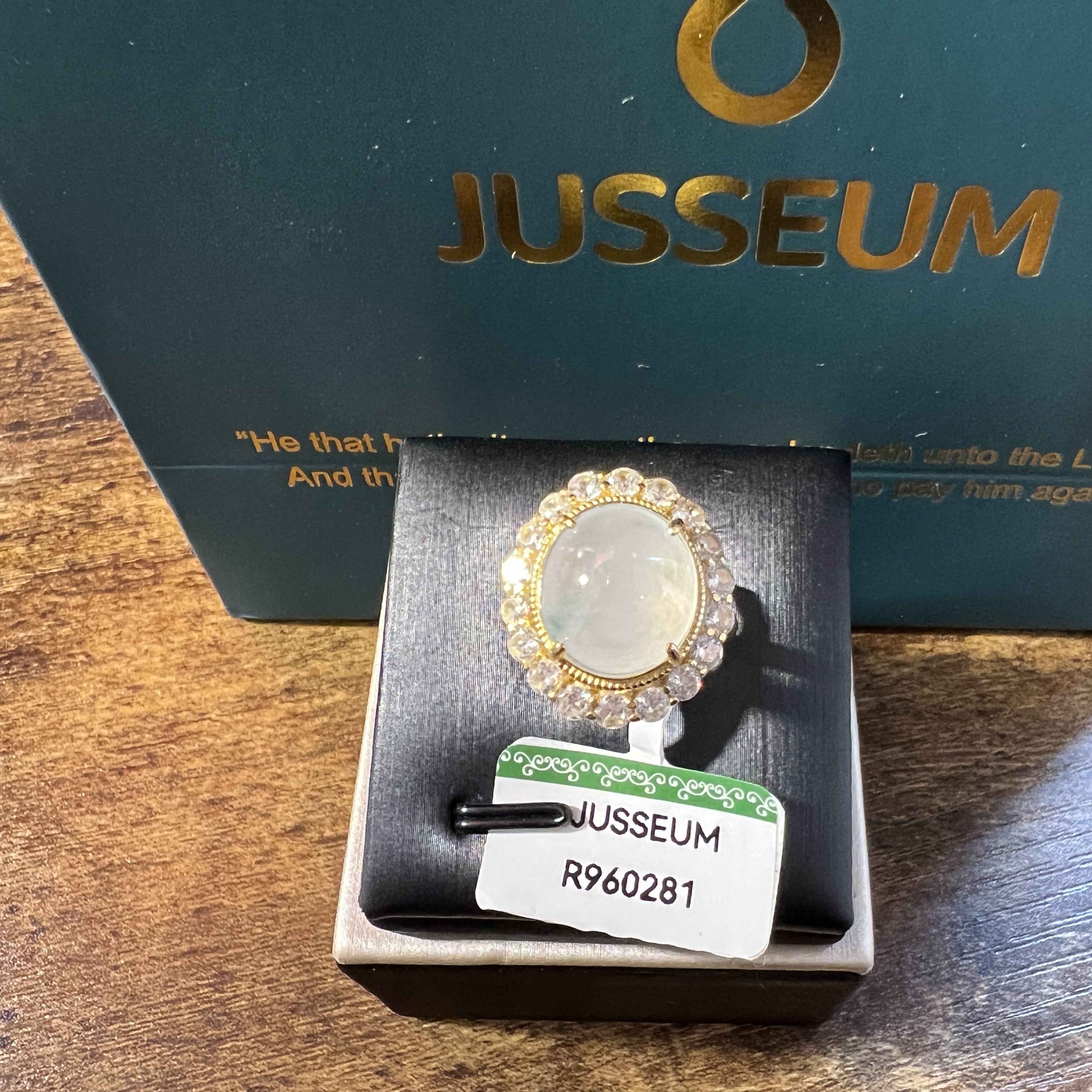 正冰糯化飄綠花蛋面戒指