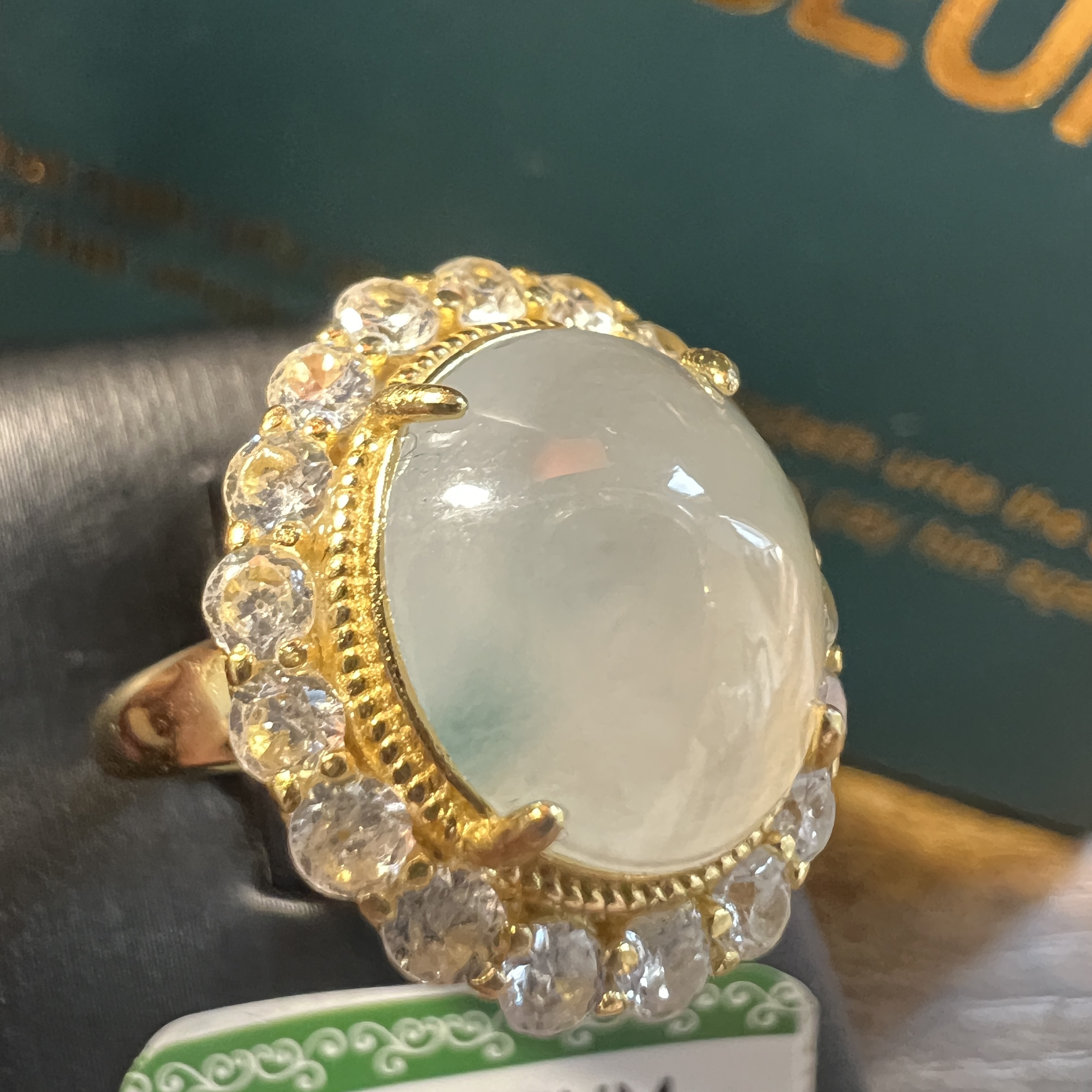 正冰糯化飄綠花蛋面戒指