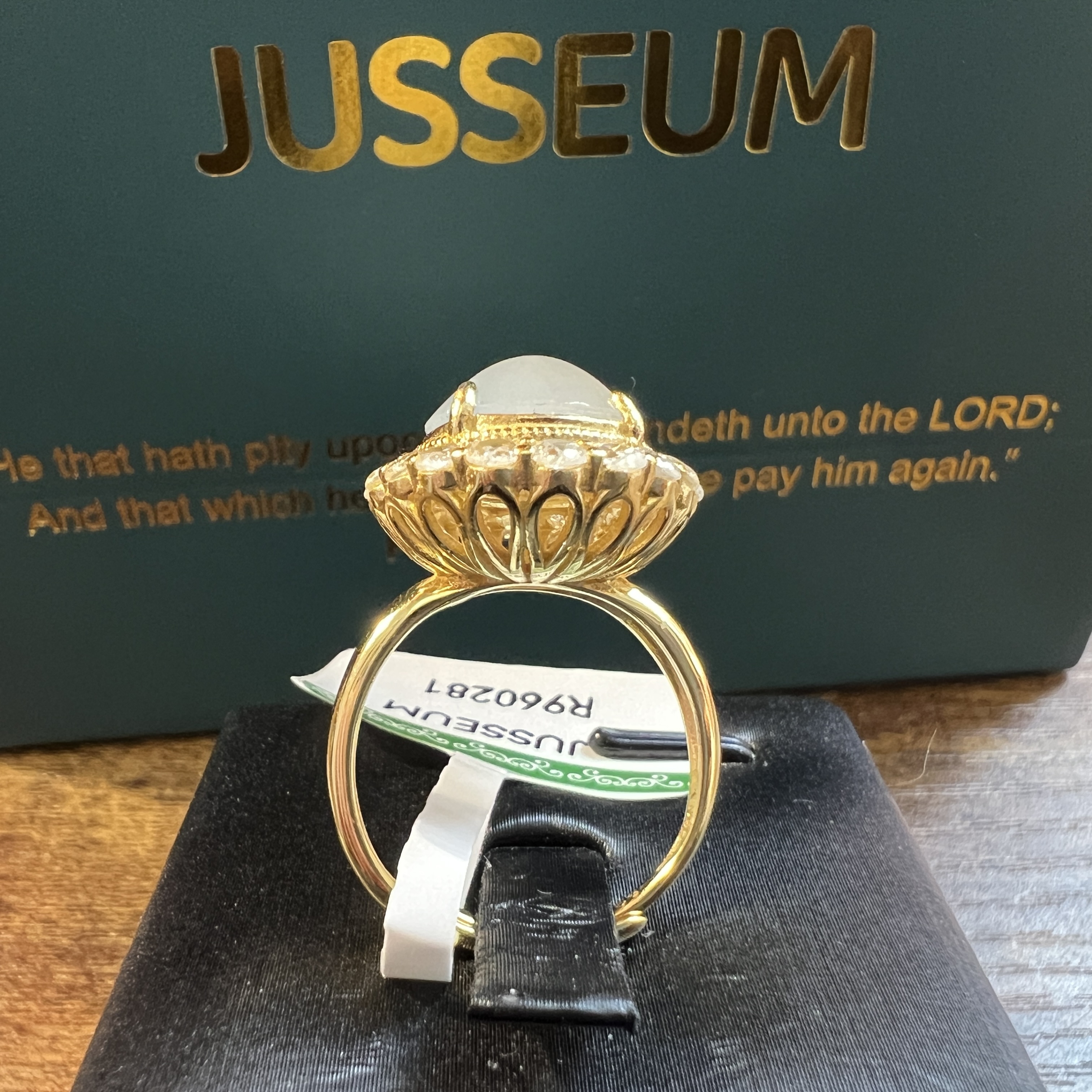 正冰糯化飄綠花蛋面戒指