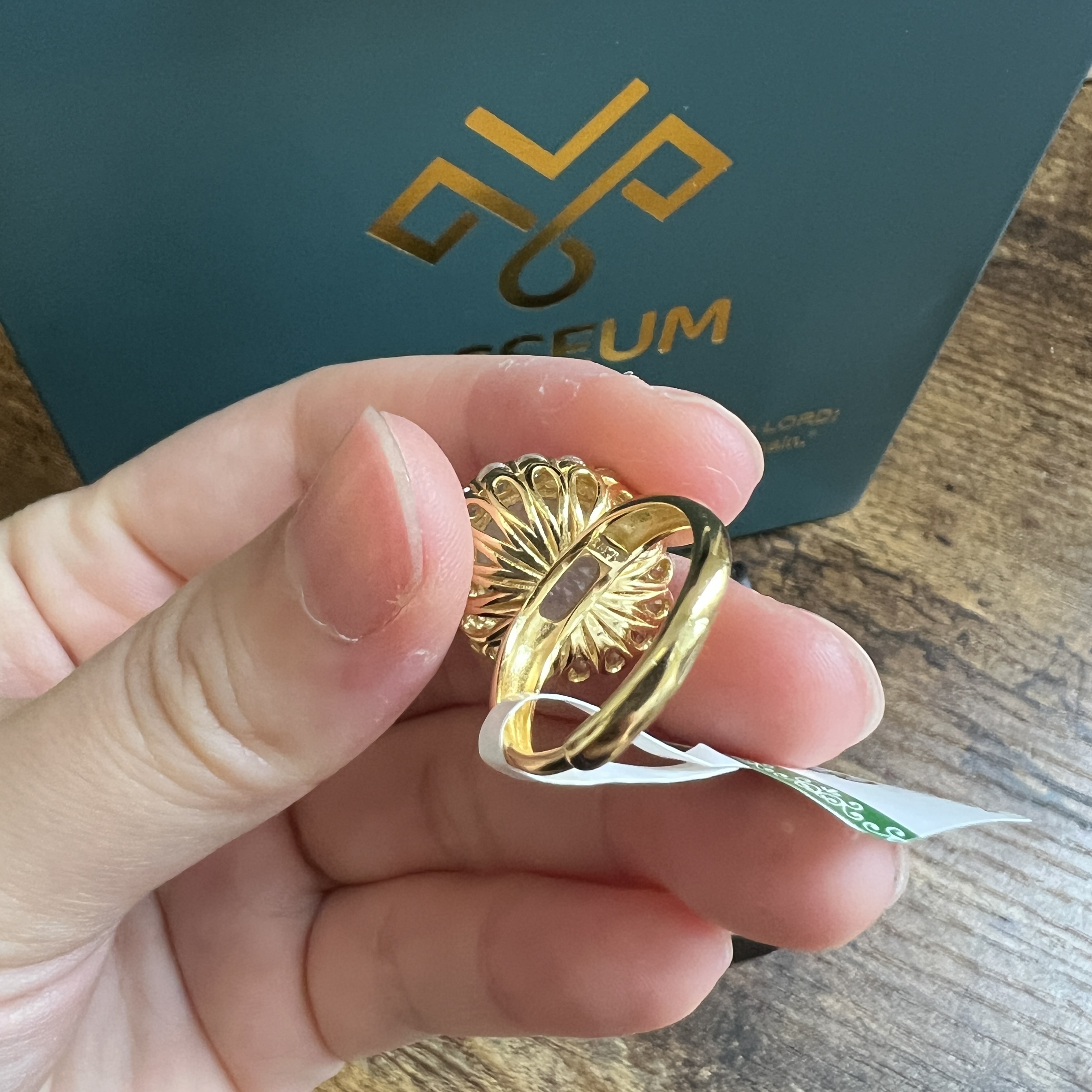 正冰糯化飄綠花蛋面戒指