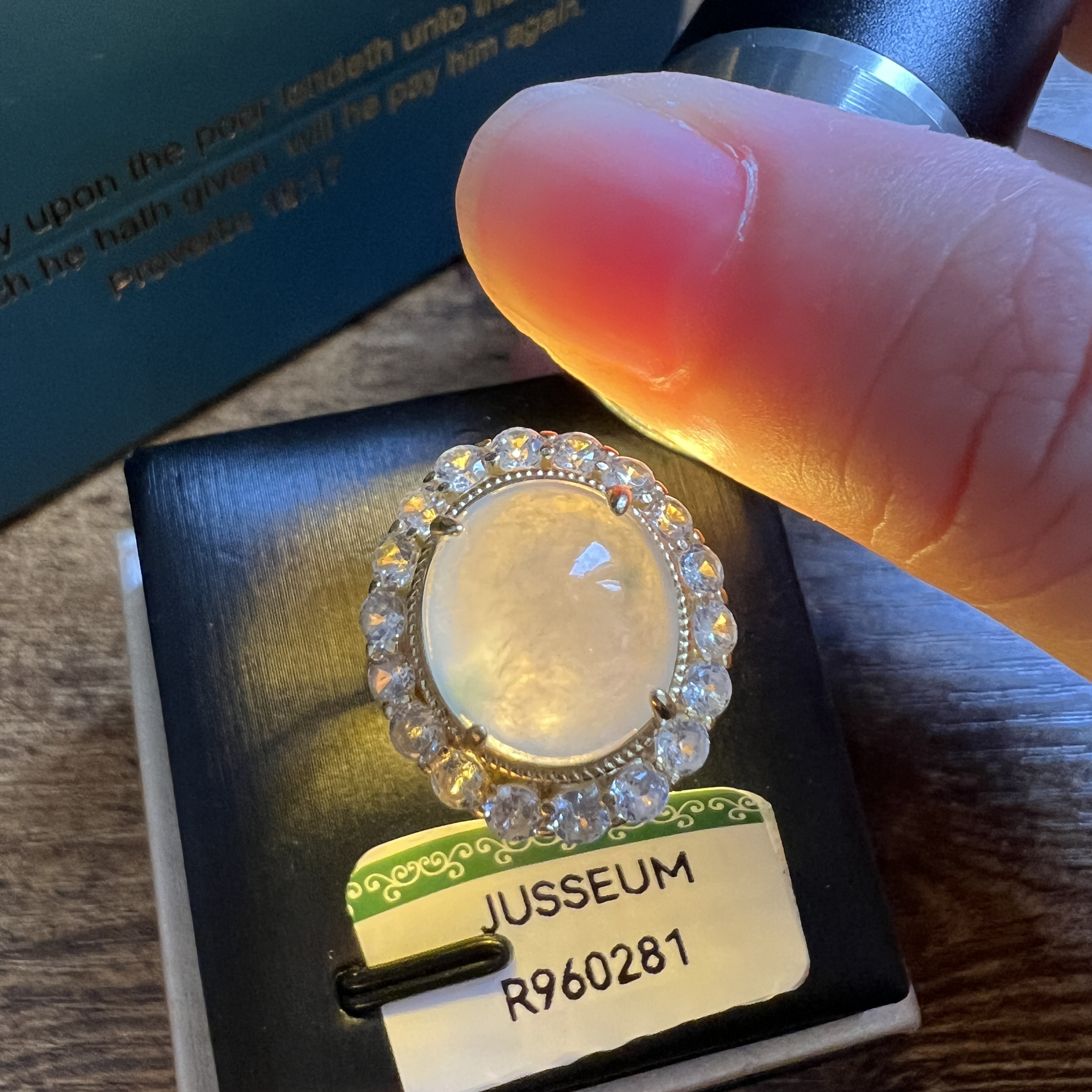 正冰糯化飄綠花蛋面戒指