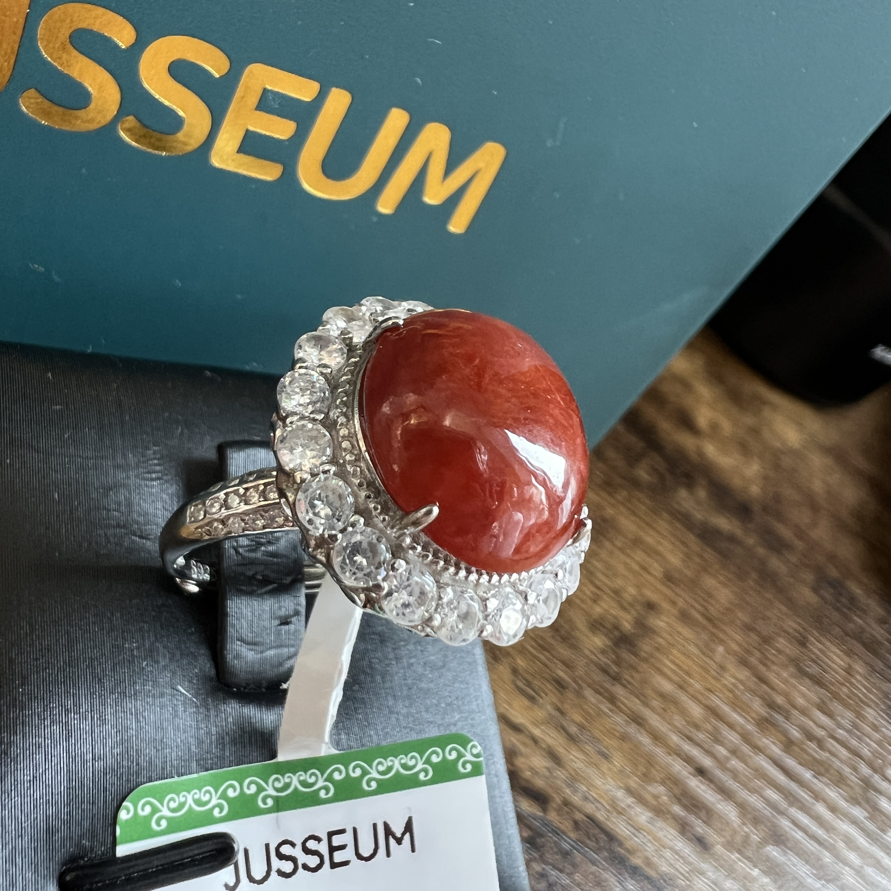 細糯正濃紅翡正圓大蛋面戒指