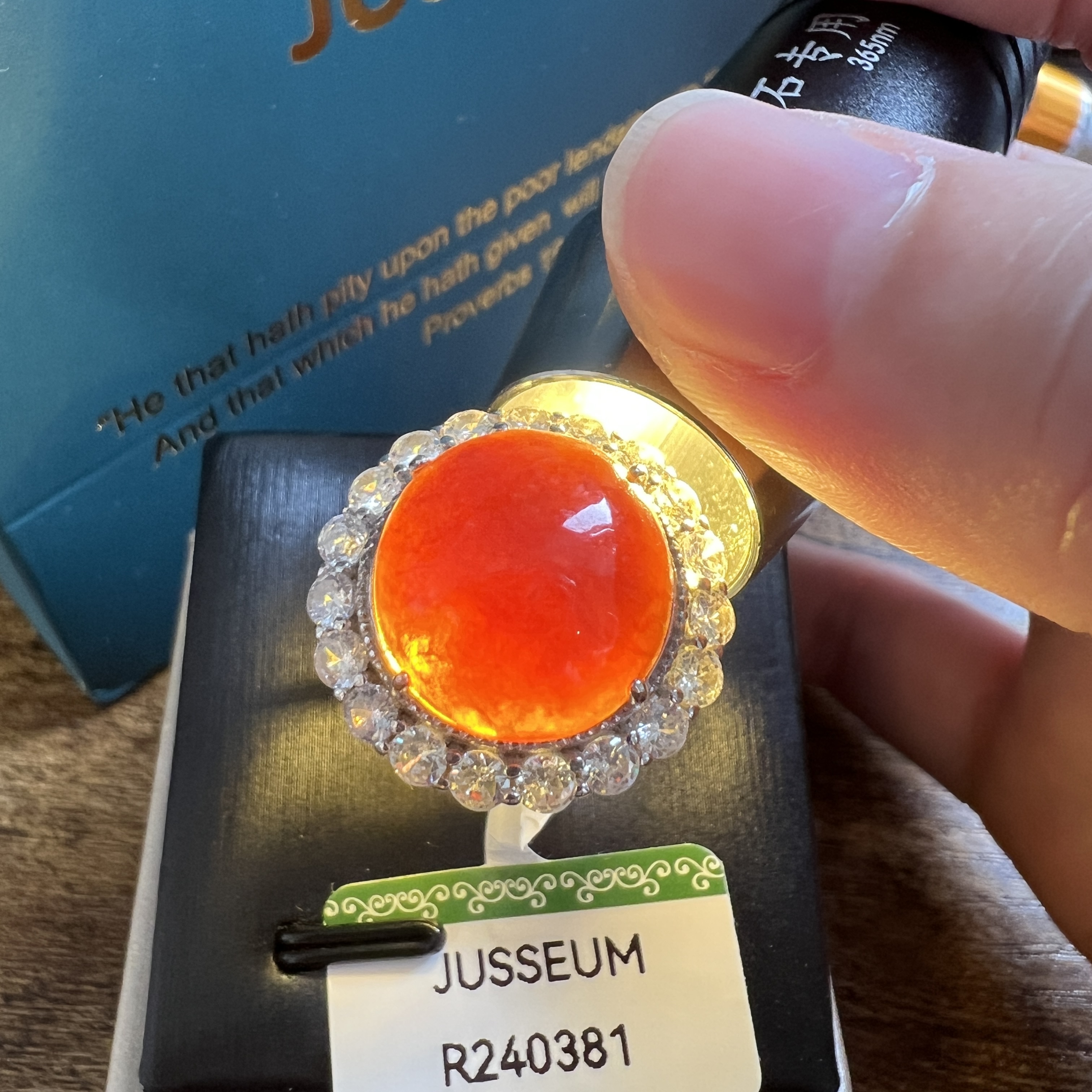 細糯正濃紅翡正圓大蛋面戒指