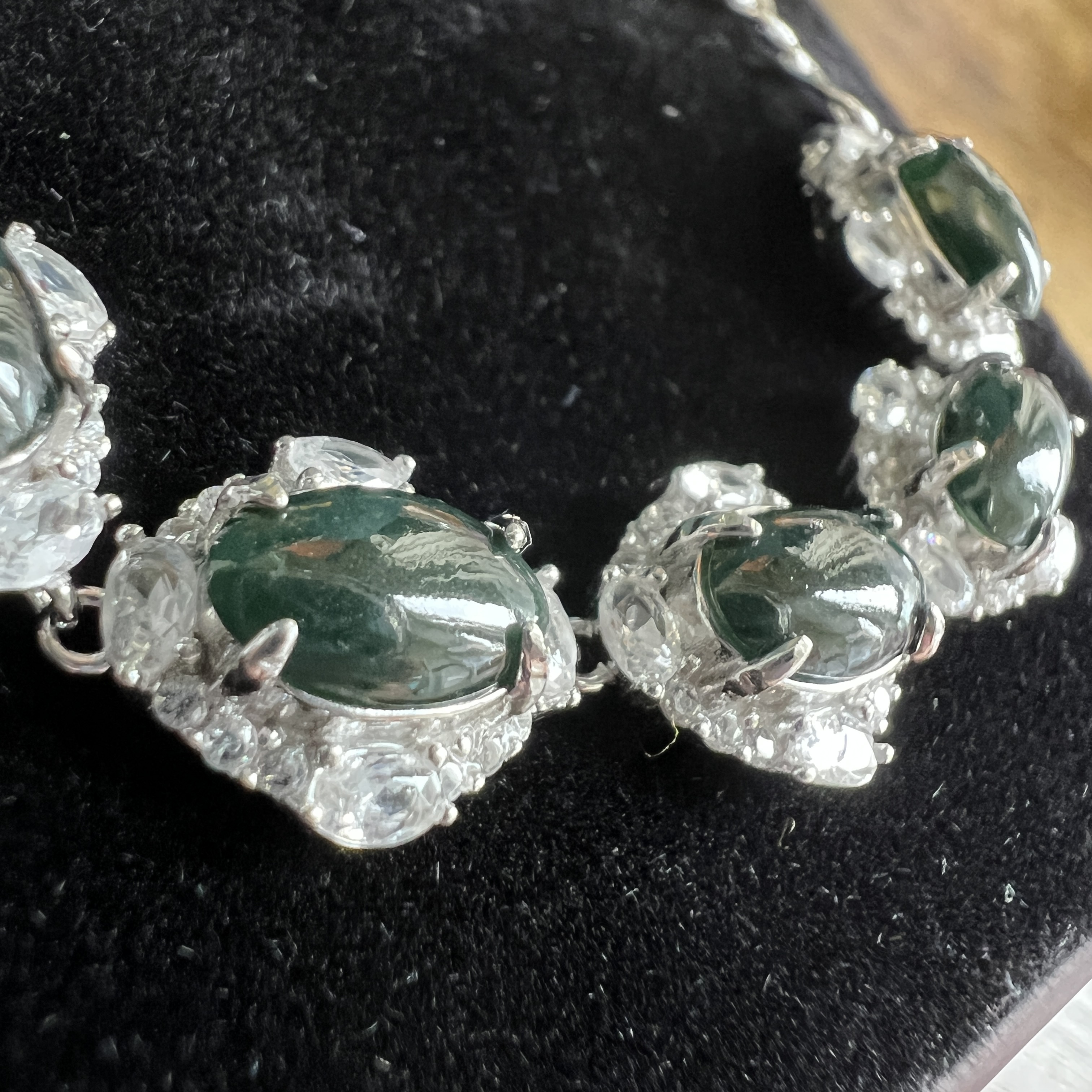 緬甸糯冰墨翠手鍊（燈下透綠）