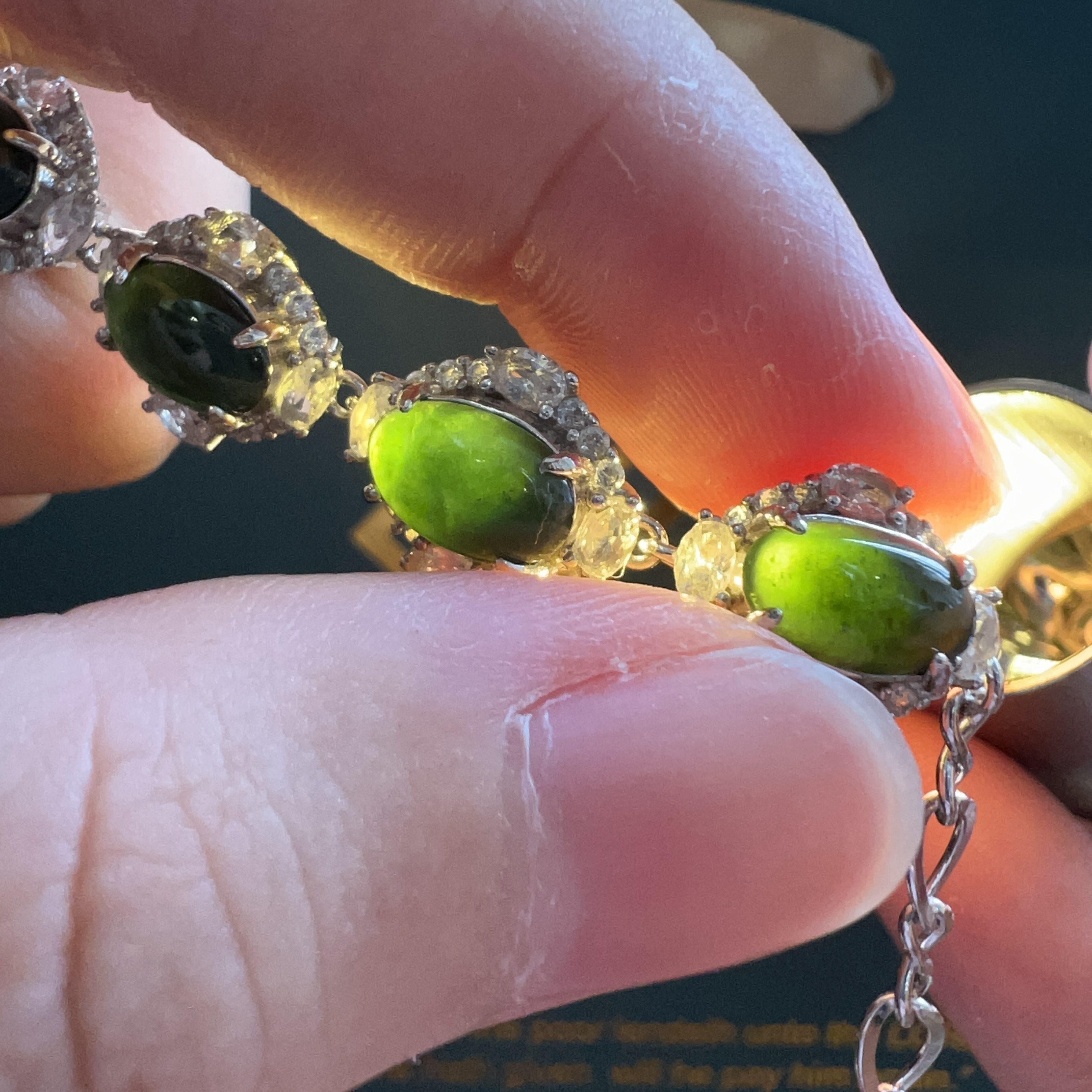 緬甸糯冰墨翠手鍊（燈下透綠）