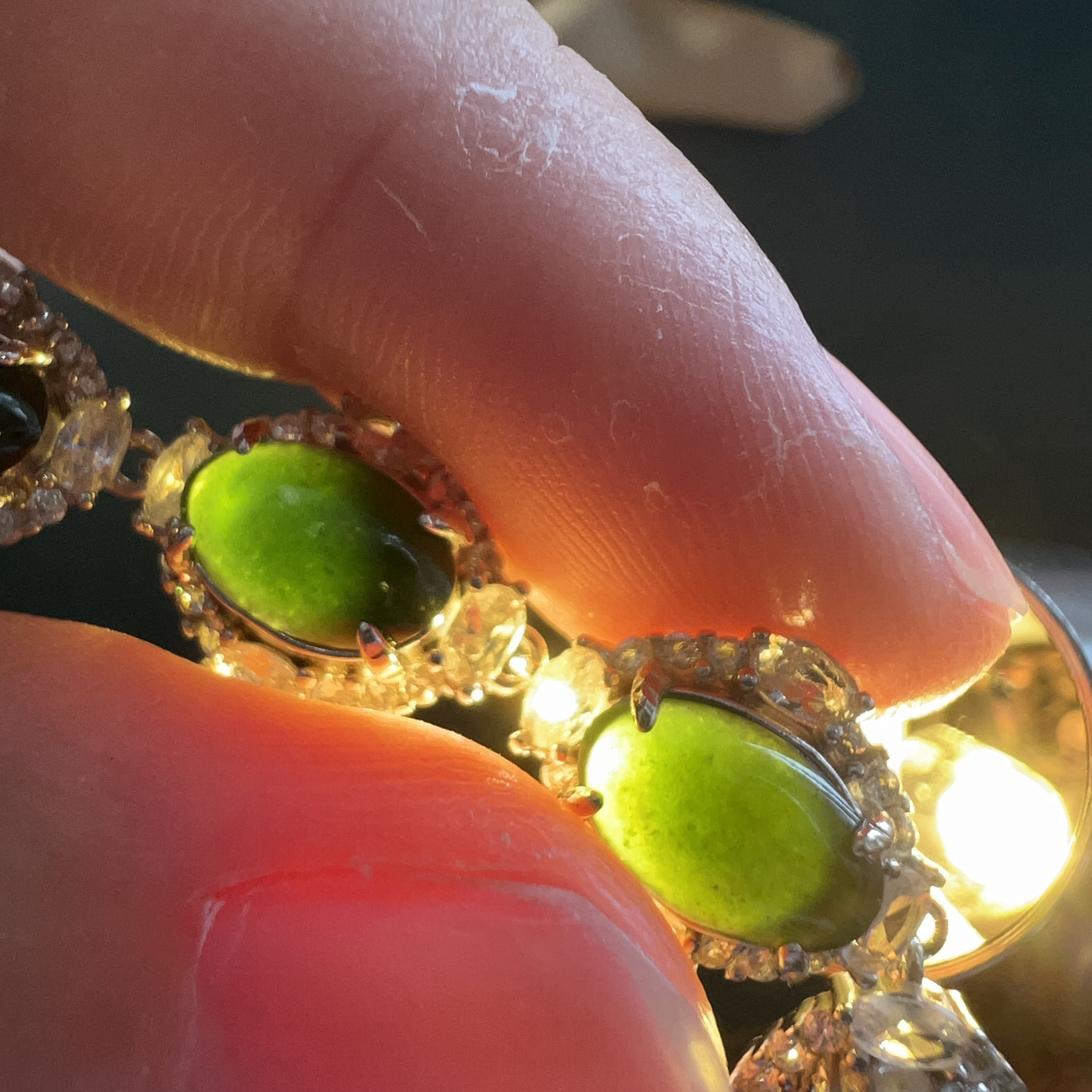 緬甸糯冰墨翠手鍊（燈下透綠）