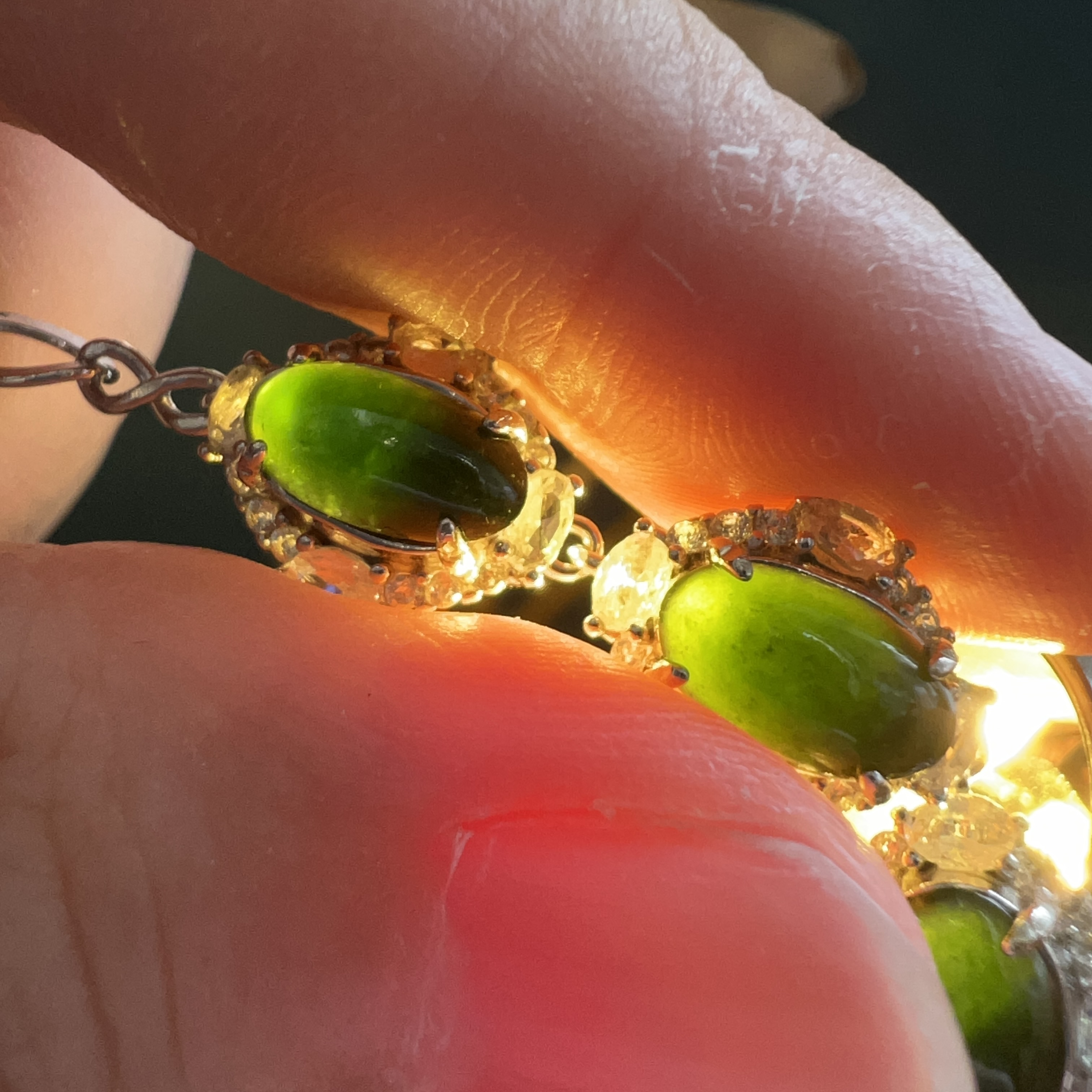 緬甸糯冰墨翠手鍊（燈下透綠）