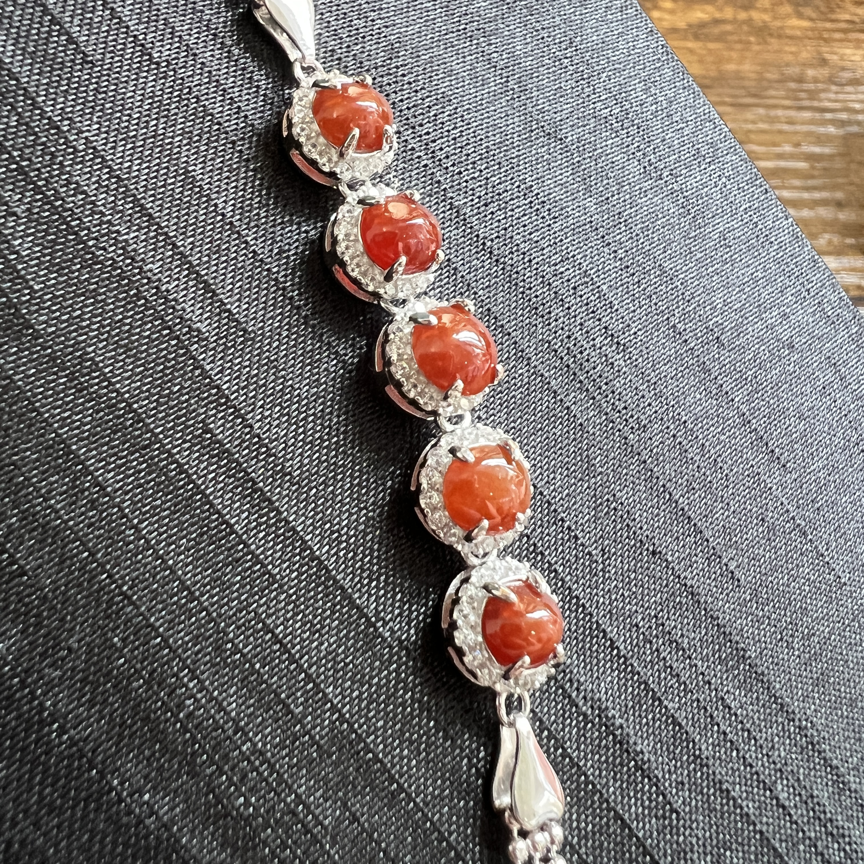 細糯正濃紅翡手鍊