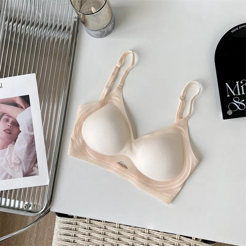 無痕聚攏上托透氣厚杯無鋼圈半固定美背文胸