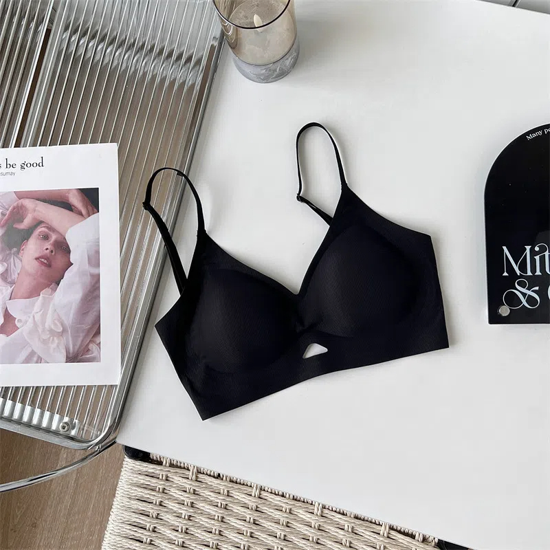 無痕聚攏上托透氣厚杯無鋼圈半固定美背文胸