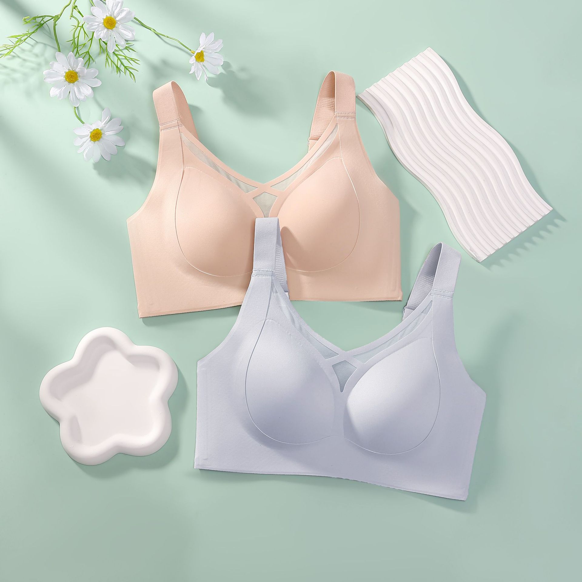 無痕超薄大胸顯小吸汗舒適透氣聚攏防下垂無鋼圈文胸