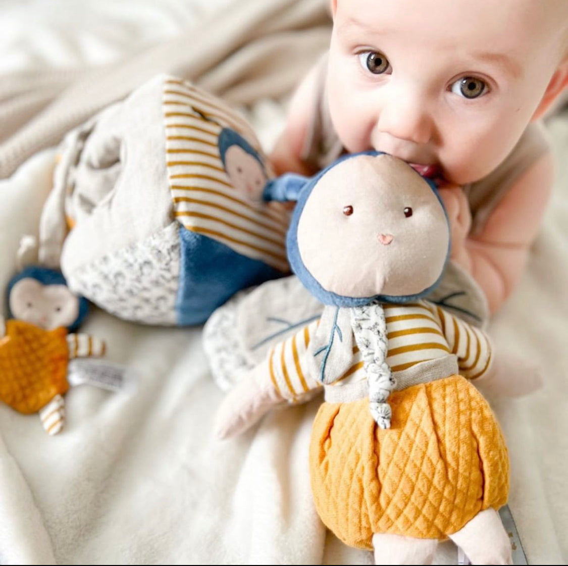 Doudou et Compagnie Organic Pollen Bee Doll-Bebehaus