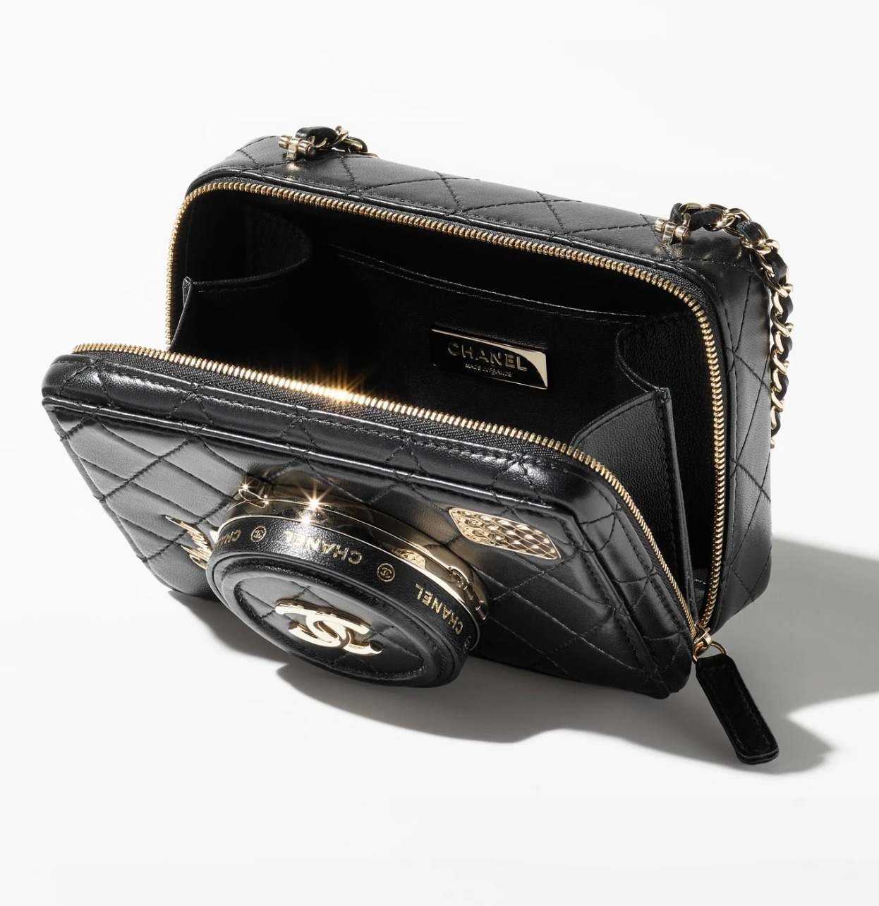 【CHANEL】遊び心溢れる新作☆　シャネル　カメラバッグ