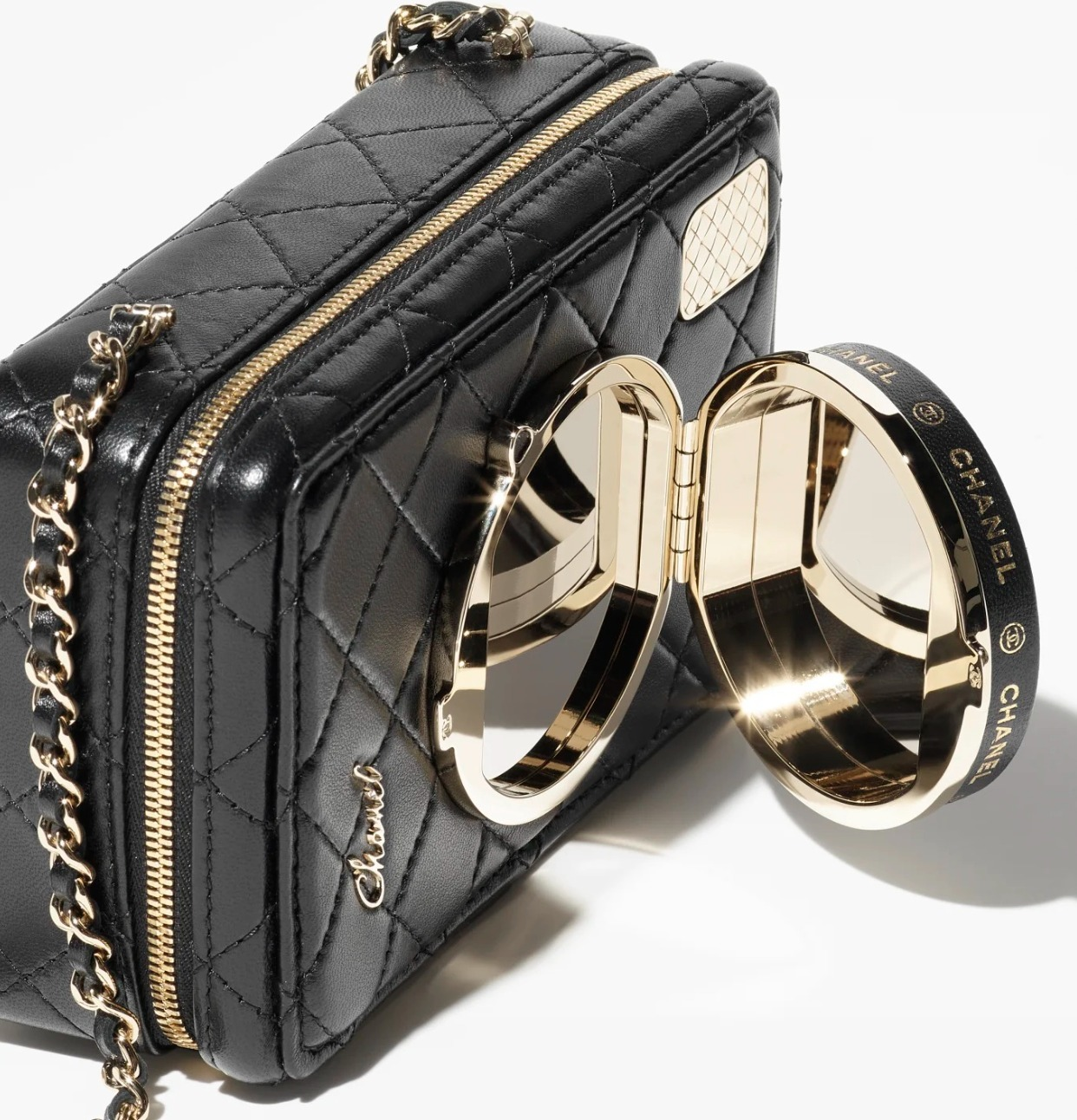 【CHANEL】遊び心溢れる新作☆　シャネル　カメラバッグ
