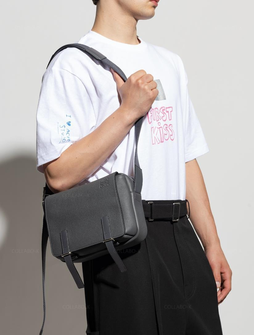 送料関税込☆LOEWE ミリタリー メッセンジャーバッグ XS☆大人気