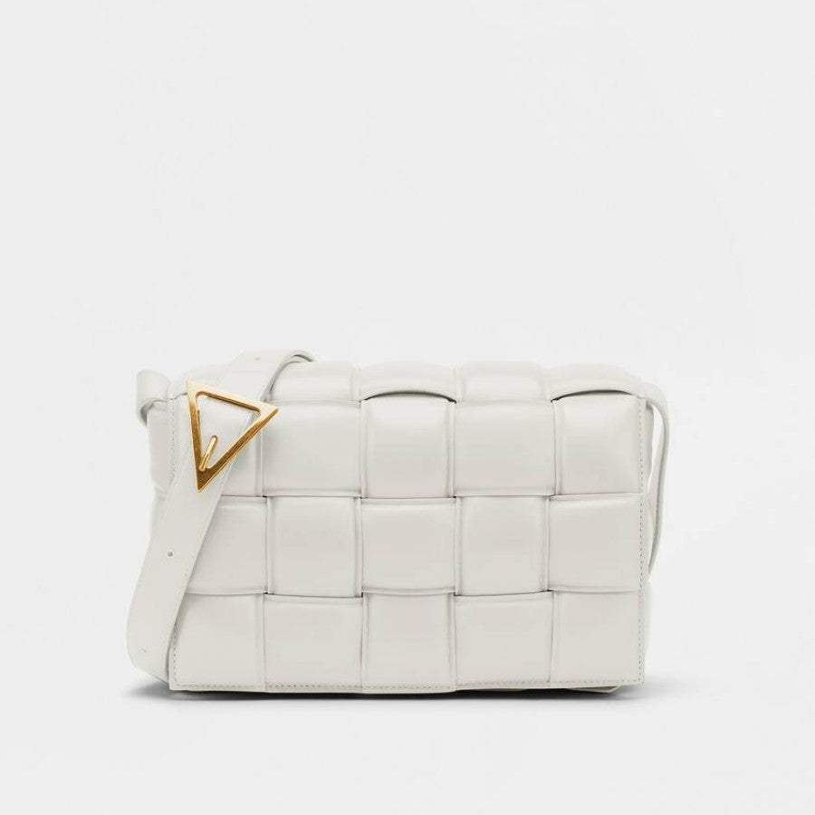 【BOTTEGA VENETA|公式サイトは正規品】多くの雑誌に掲載！おしゃれセレブが夢中！★泉里香、中村アンさん愛用のパデッド カセット