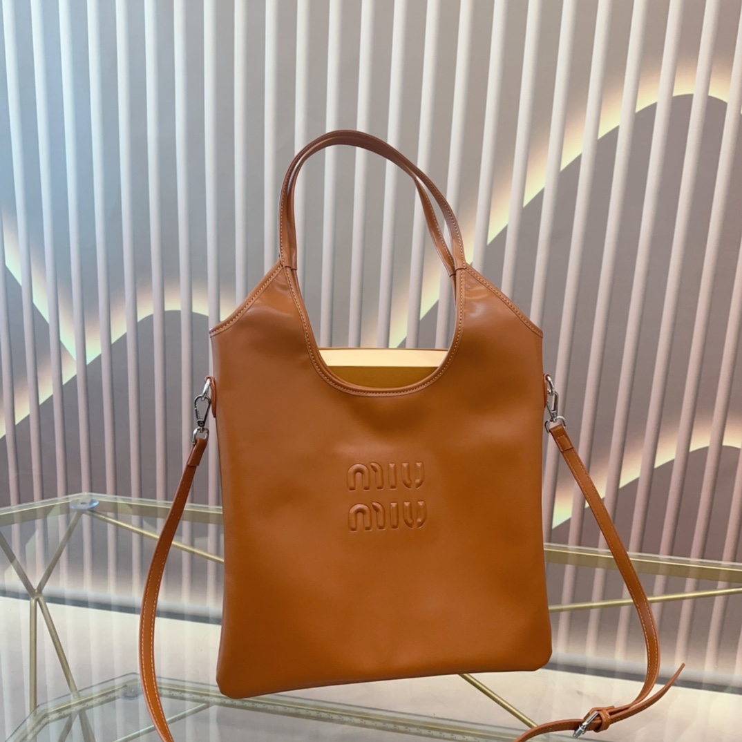 MIUMIU レタリングロゴ レザー ショッピングバッグ【直営店】