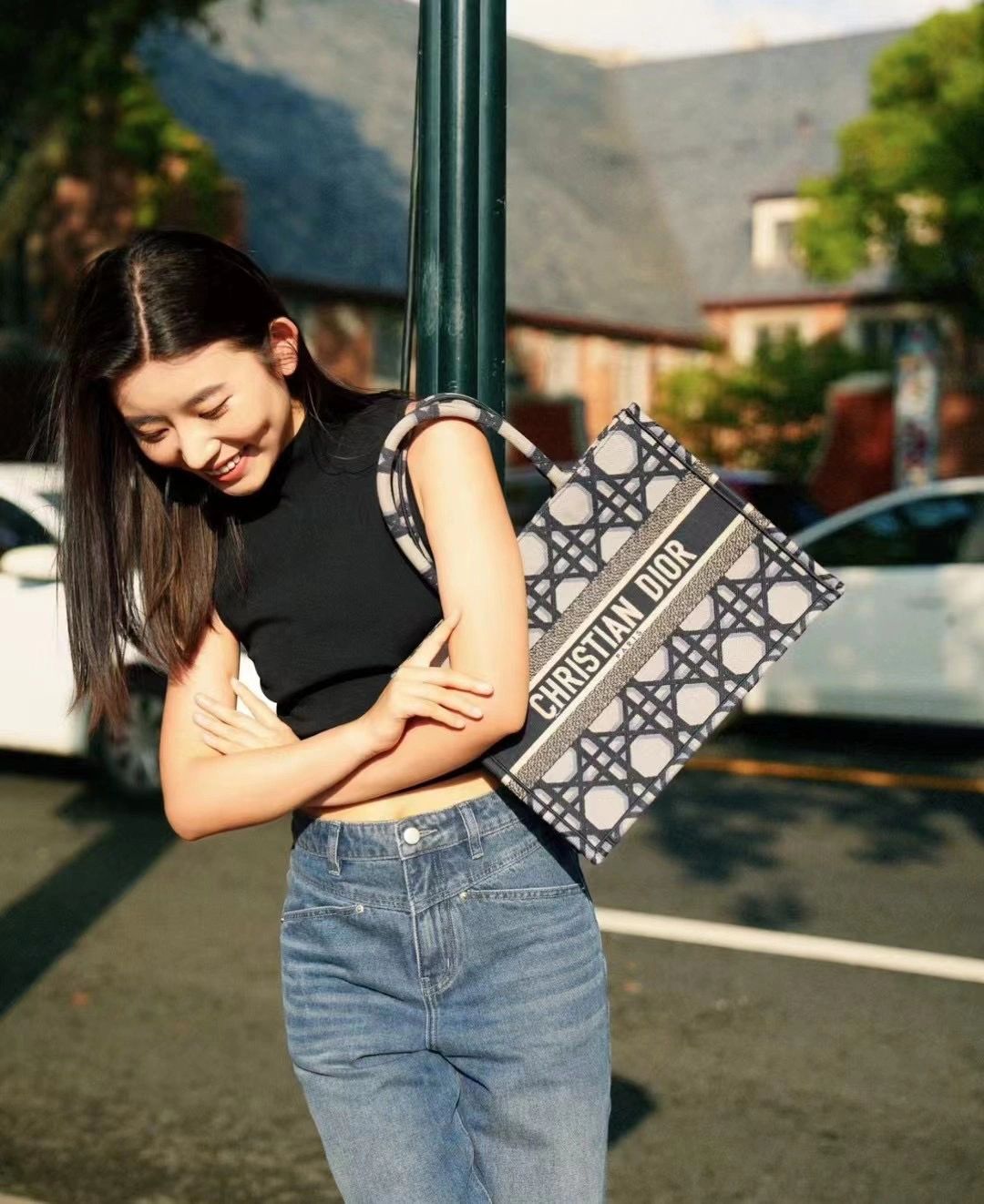 Jisoo&Dior  【入手困難】DIOR BOOK TOTE バッグ  【関税負担なし】 スピード配送