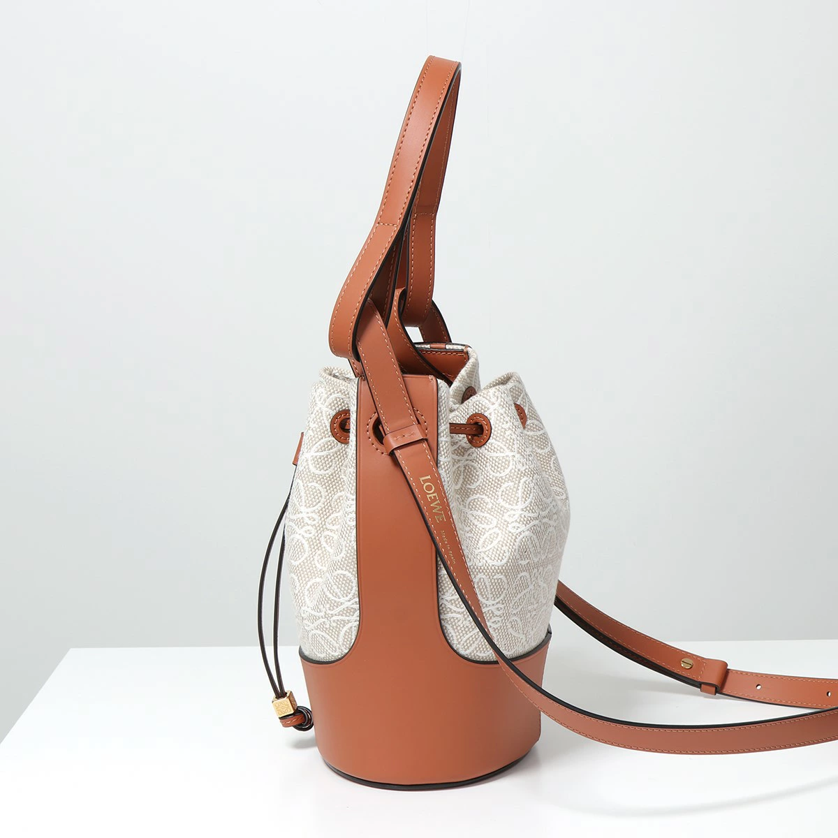 【2022年秋冬新作】LOEWE ロエベ ショルダーバッグ BALOON ANAGRAM S バルーンバッグ A710C31X41 レディース ハンドバッグ 巾着 レザー アナグラムジャガード 鞄 2426/ECRU/TAN
