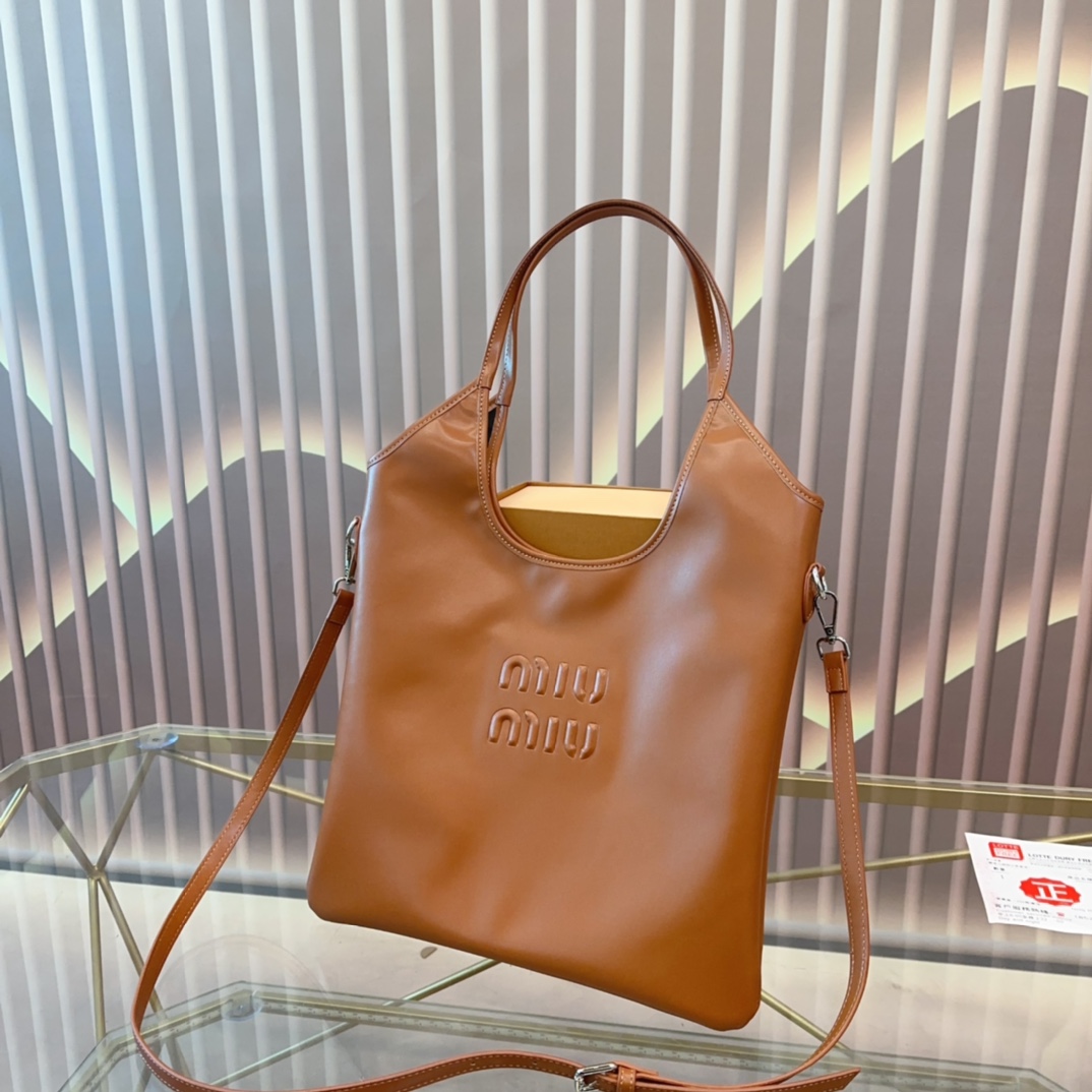 MIUMIU レタリングロゴ レザー ショッピングバッグ【直営店】