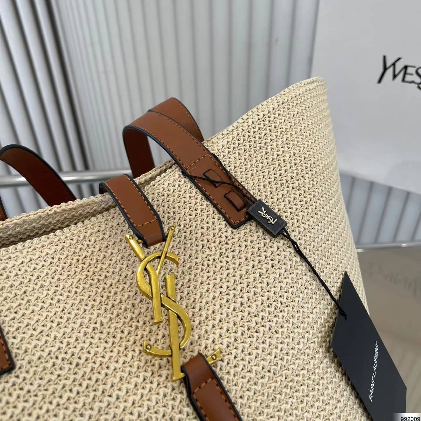 【SAINT LAURENT直営店 】Vivi雑誌掲載藤井 サチさんが推す！Raffiaトートバッグ