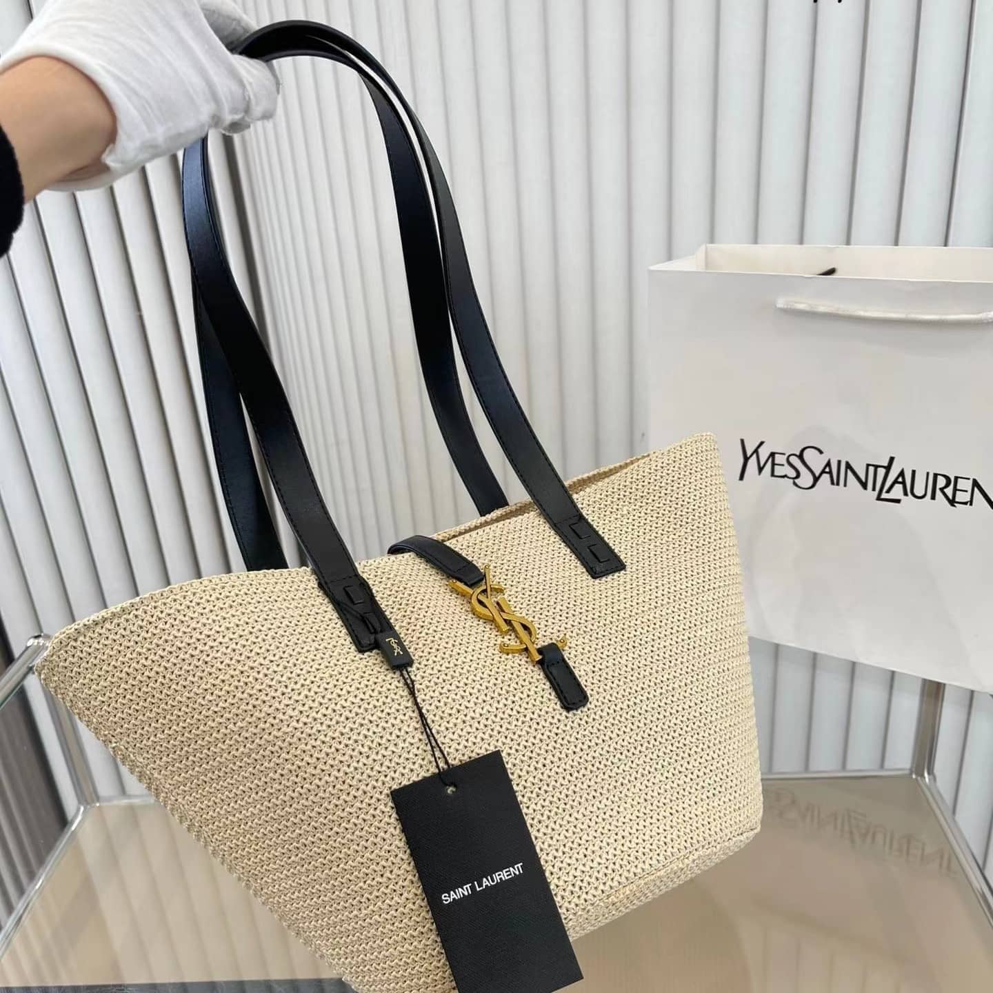 【SAINT LAURENT直営店 】Vivi雑誌掲載藤井 サチさんが推す！Raffiaトートバッグ