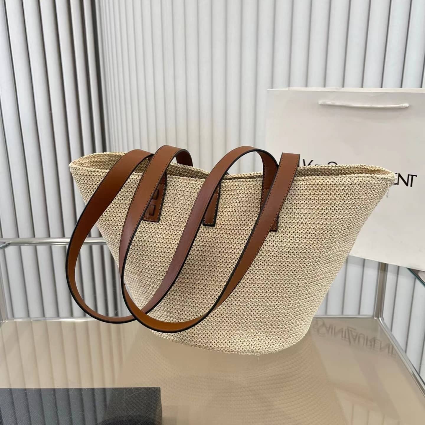 【SAINT LAURENT直営店 】Vivi雑誌掲載藤井 サチさんが推す！Raffiaトートバッグ