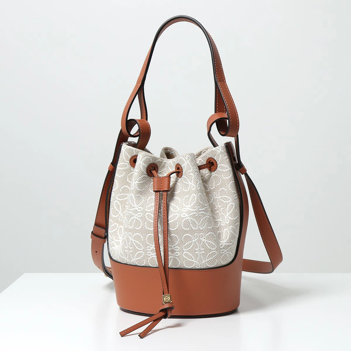 【2022年秋冬新作】LOEWE ロエベ ショルダーバッグ BALOON ANAGRAM S バルーンバッグ A710C31X41 レディース ハンドバッグ 巾着 レザー アナグラムジャガード 鞄 2426/ECRU/TAN