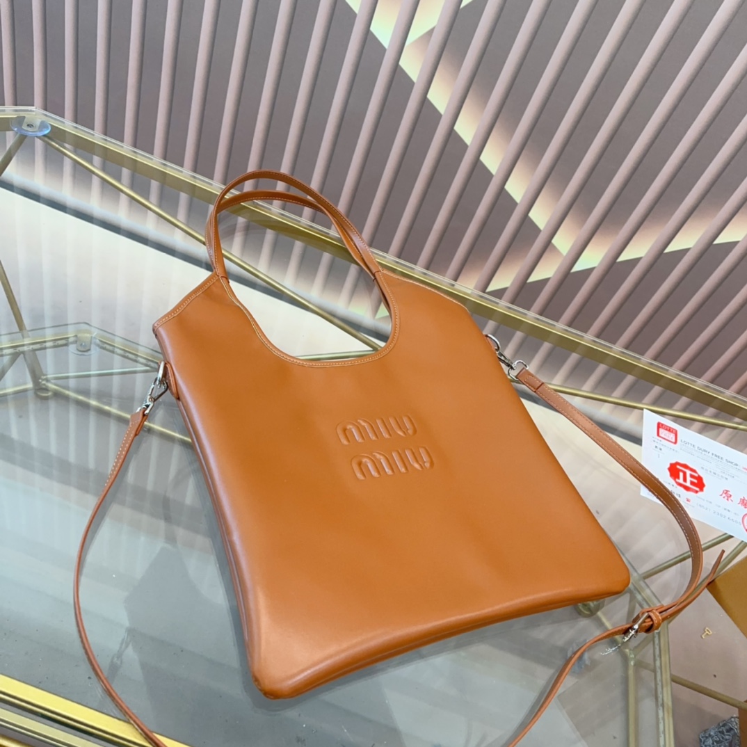 MIUMIU レタリングロゴ レザー ショッピングバッグ【直営店】