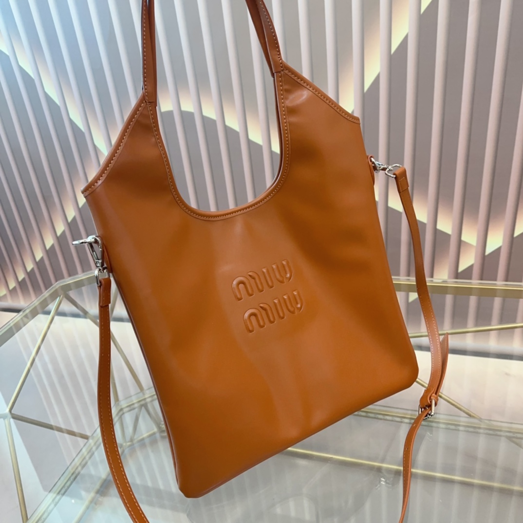 MIUMIU レタリングロゴ レザー ショッピングバッグ【直営店】