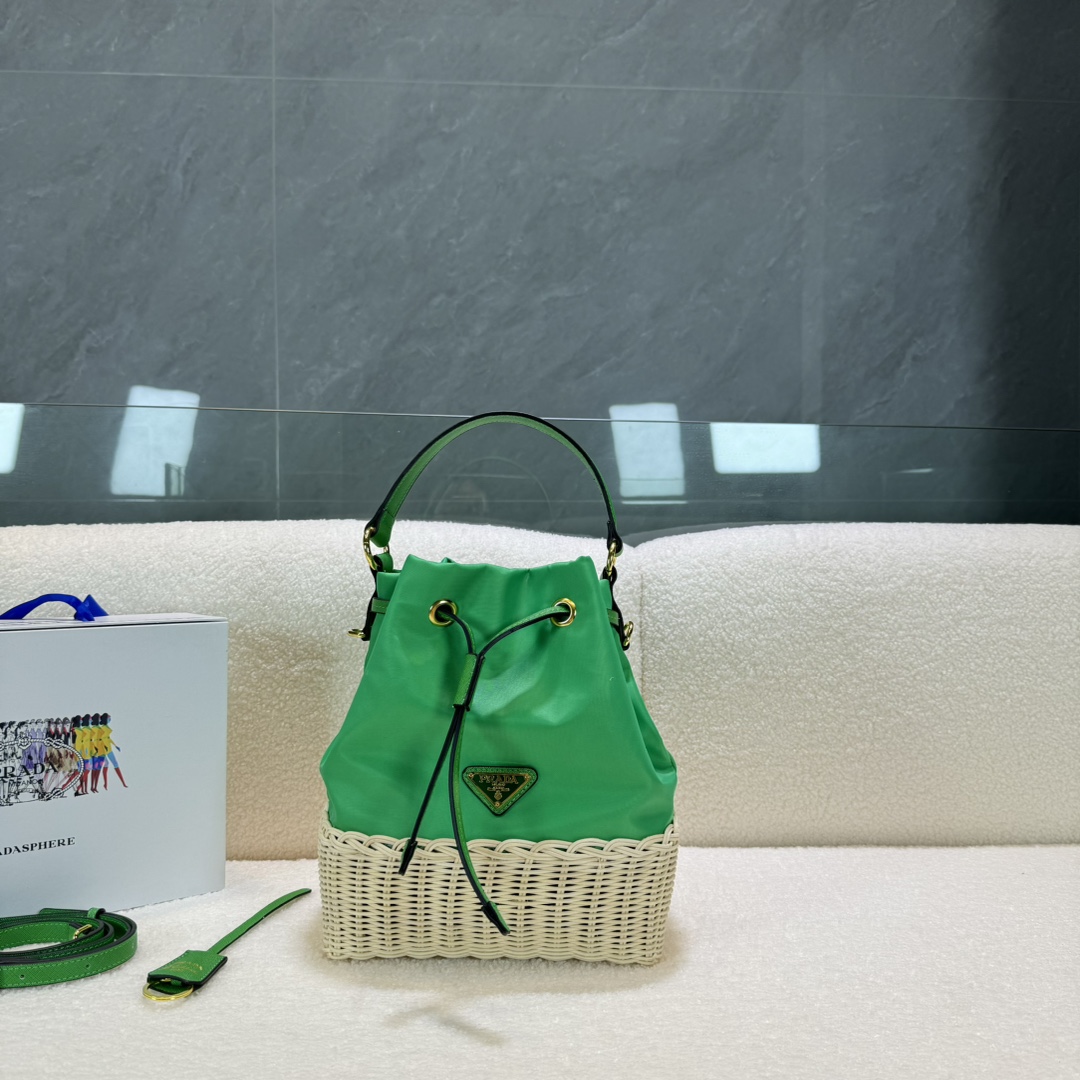 PRADA【 ストローバケツバッグ】