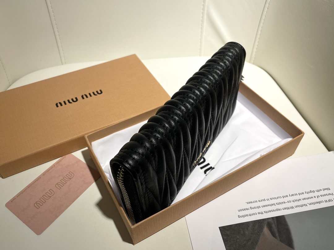 Miu Miu★VIPセール★MATELASSE ジップラウンド長財布★即発送