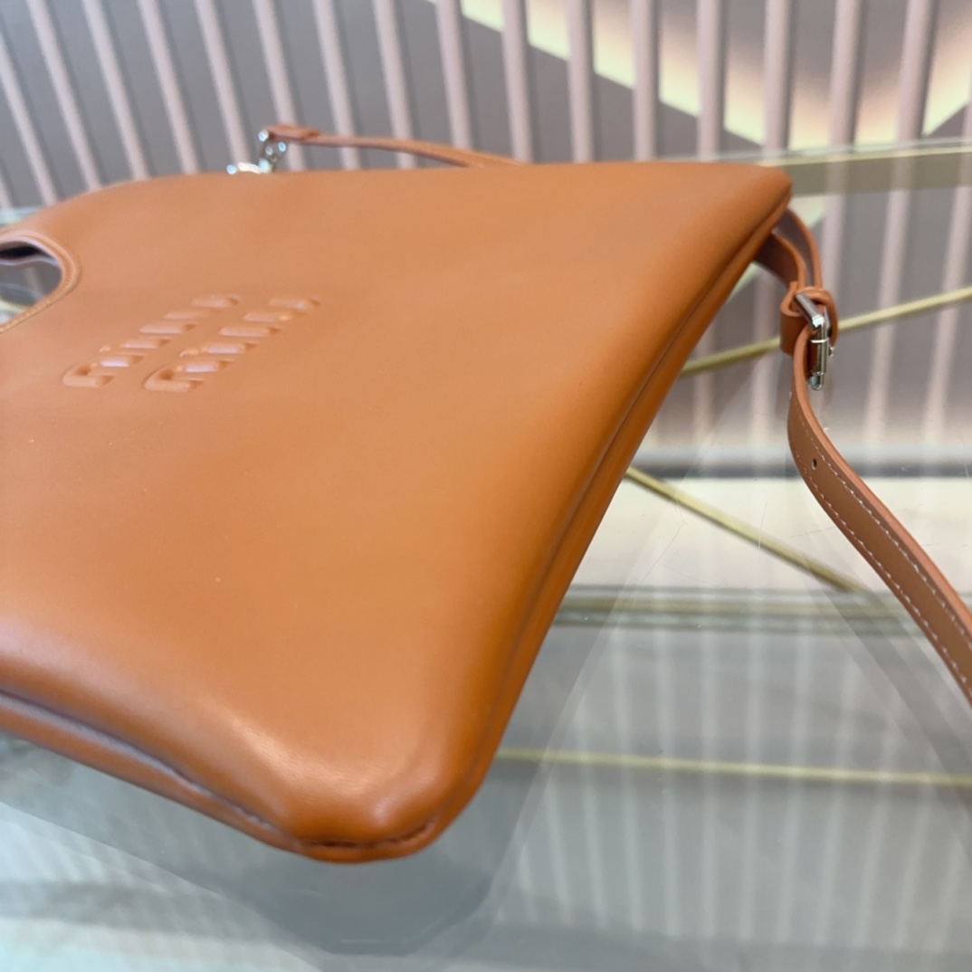 MIUMIU レタリングロゴ レザー ショッピングバッグ【直営店】