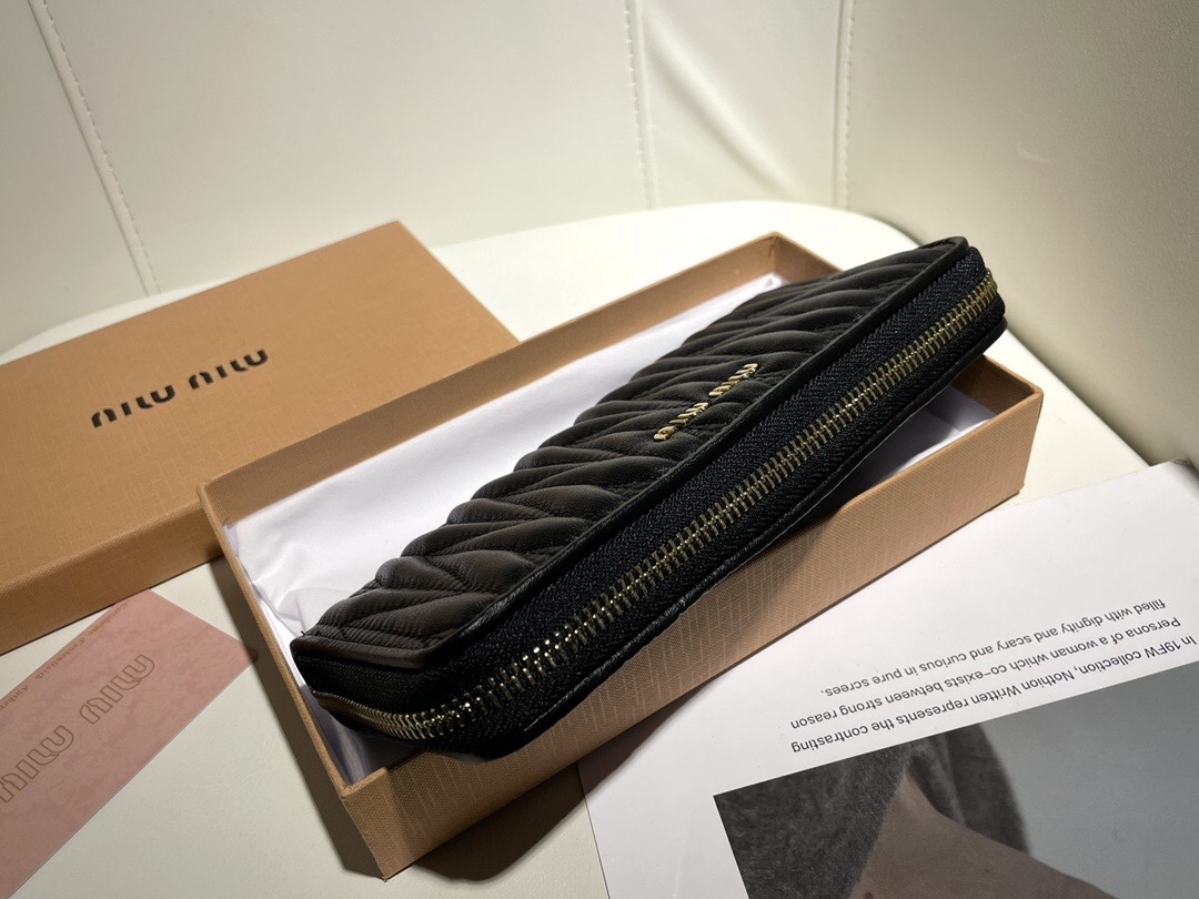 Miu Miu★VIPセール★MATELASSE ジップラウンド長財布★即発送