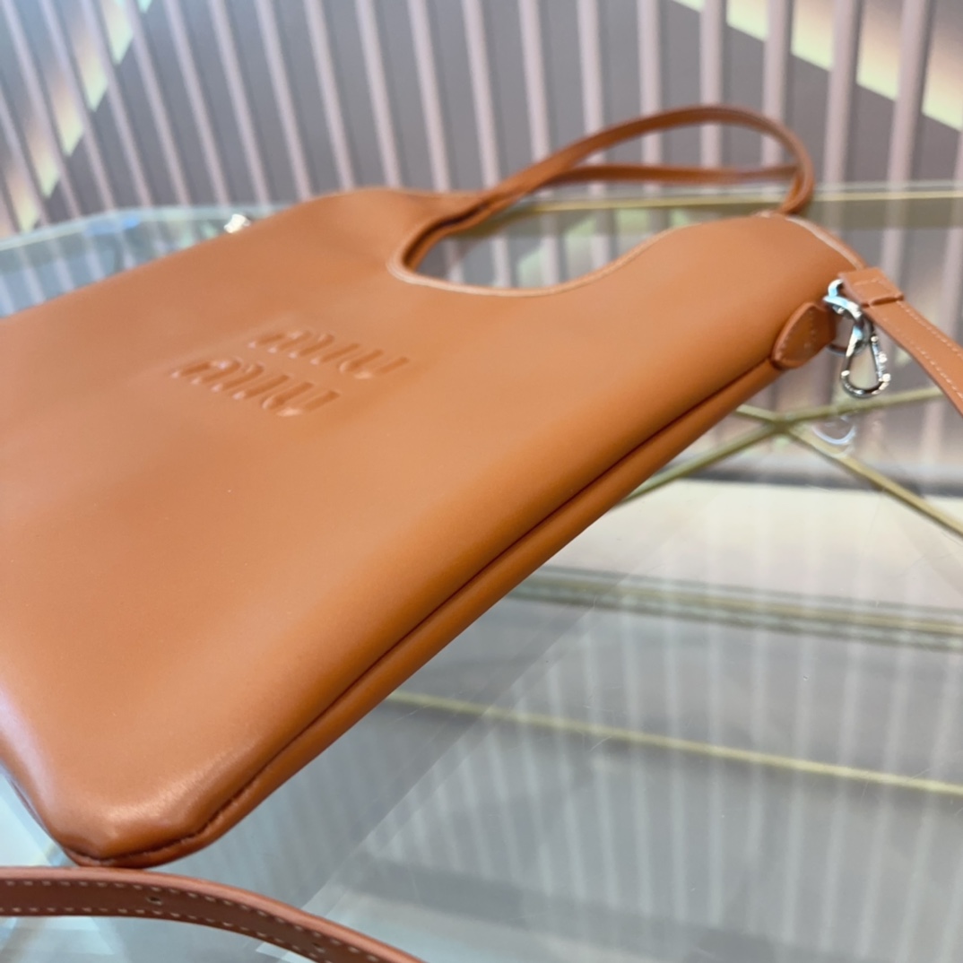 MIUMIU レタリングロゴ レザー ショッピングバッグ【直営店】