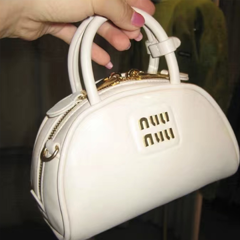 MIU MIU メタルロゴ取り外し調節可能ショルダーファスナー開閉レザーワンショルダー斜め掛けハンドバッグ